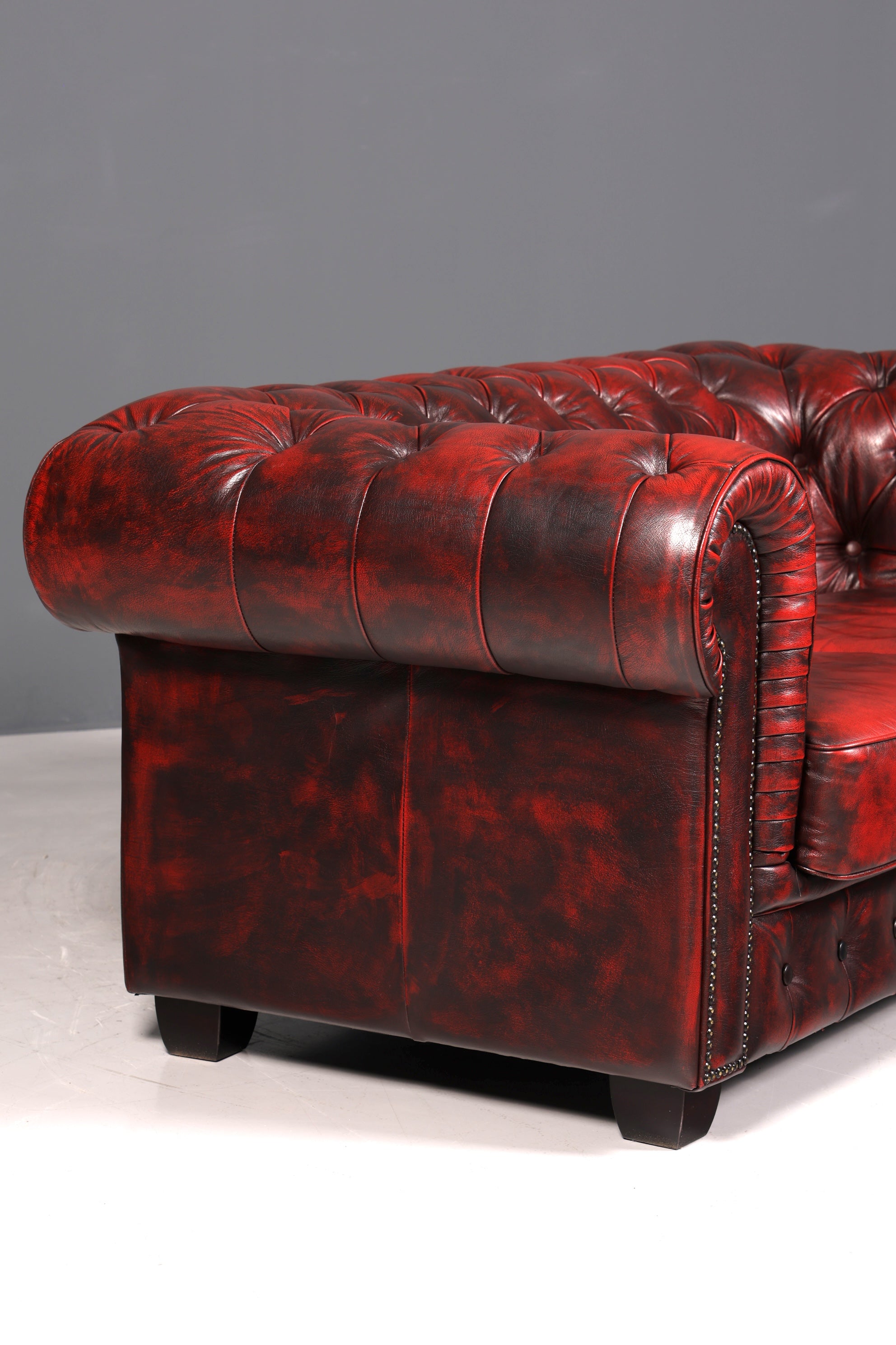Wunderschönes Original Chesterfield 2er Sofa Englisch Oxblood Leder 2- Sitzer Couch 1 von 2