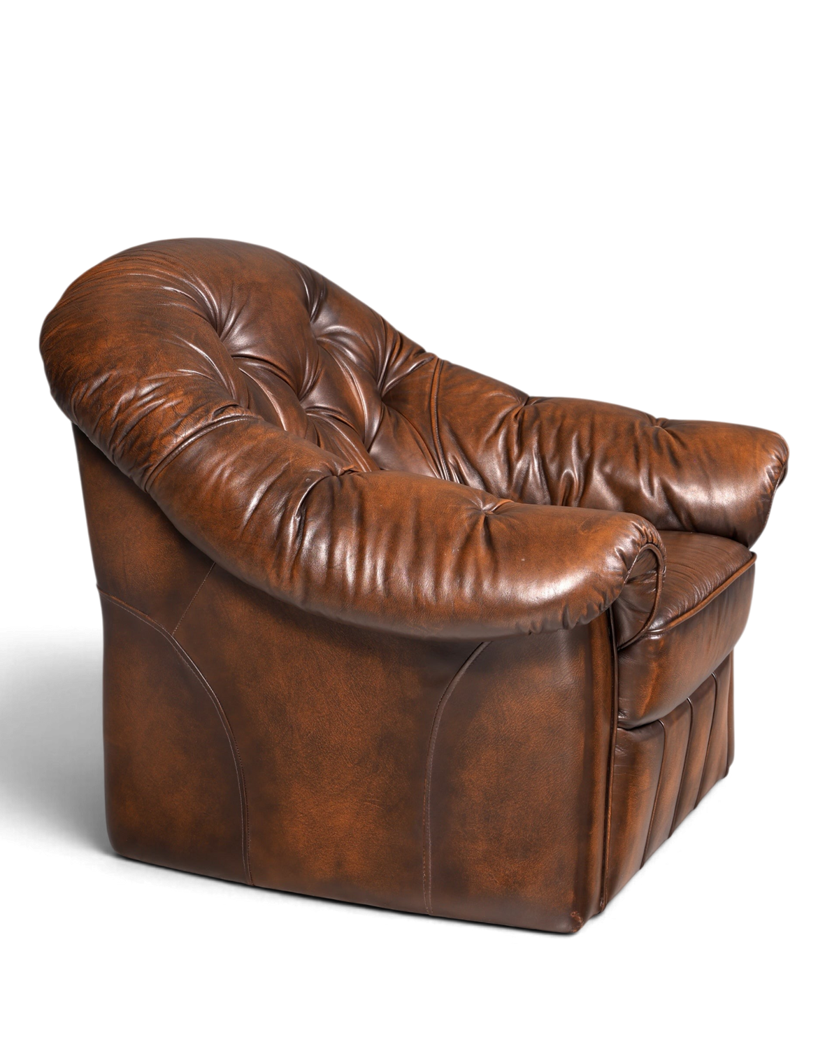 Hauptstadt Möblerei Chesterfield Ledersessel in Braun mit Knopfheftung und geschwungenen Armlehnen im Vintage-Stil