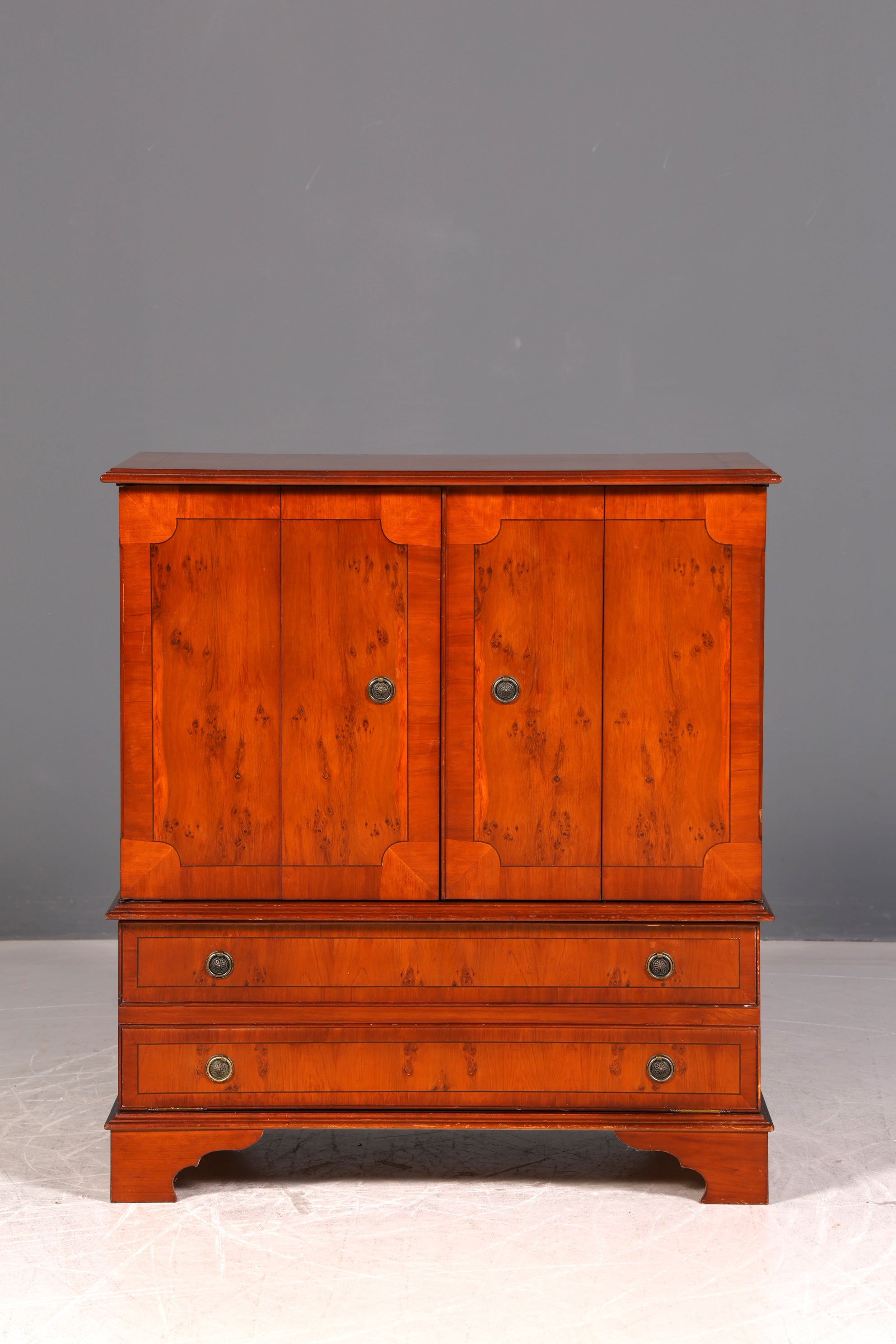 Edler Englischer TV-Schrank Eibe Vertiko Fernsehschrank 60s Schrank Kommode Vintage