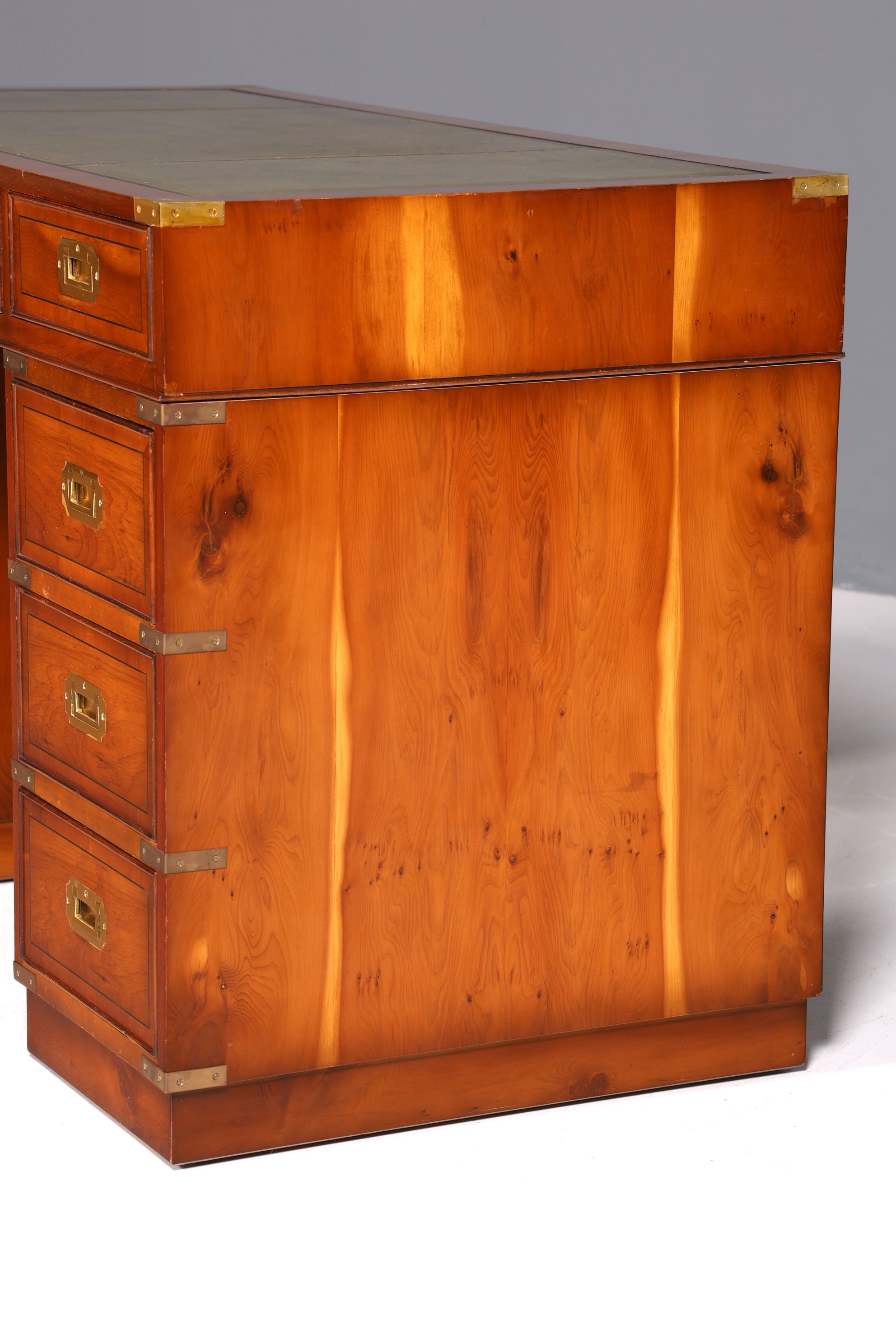 Edler Maritimer Schreibtisch Englischer Military Chest Bürotisch Office Table mit echt Lederauflage