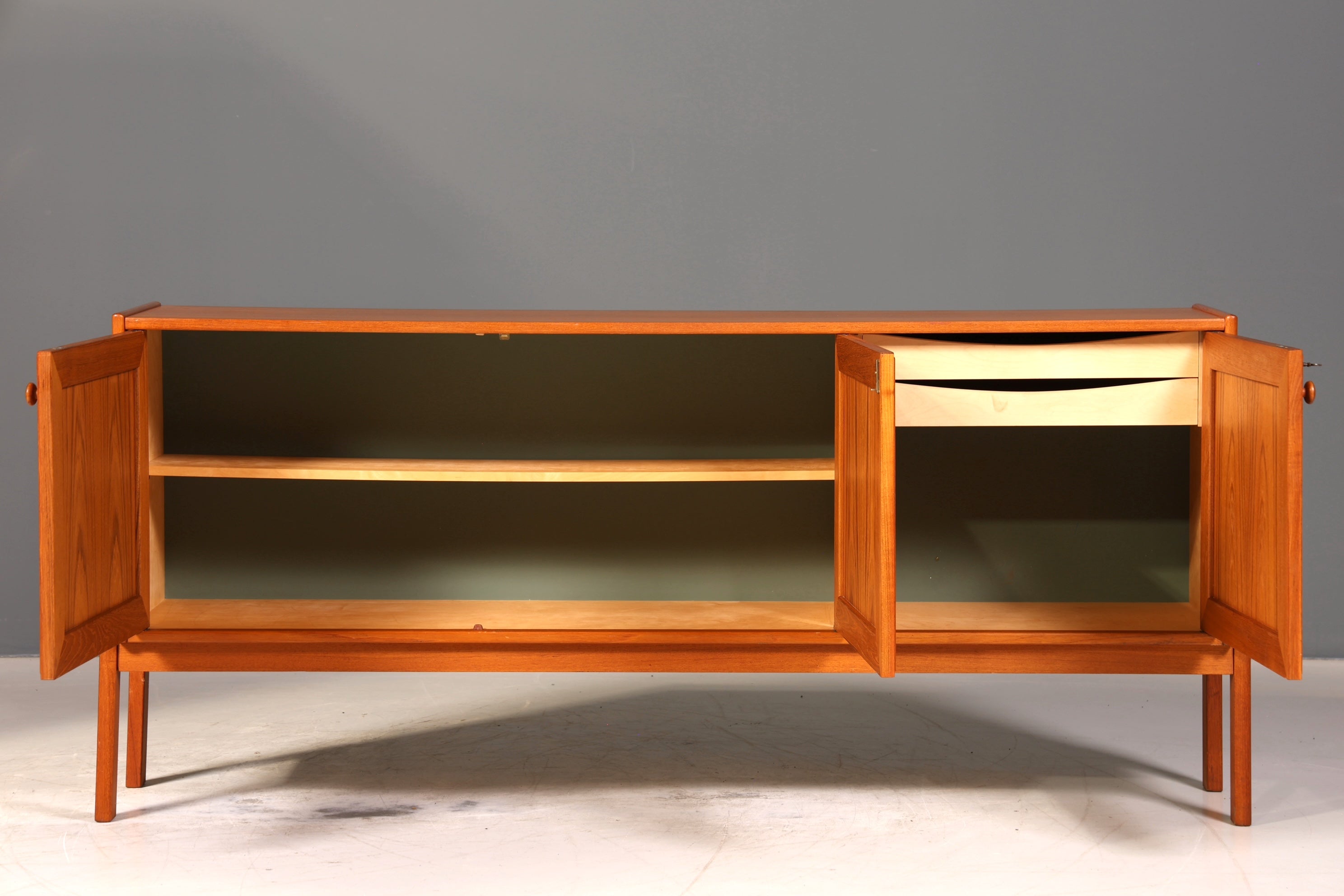Schlichtes Mid Century Sideboard Vintage TV Kommode 60s Schrank Retro Teak Holz Longboard