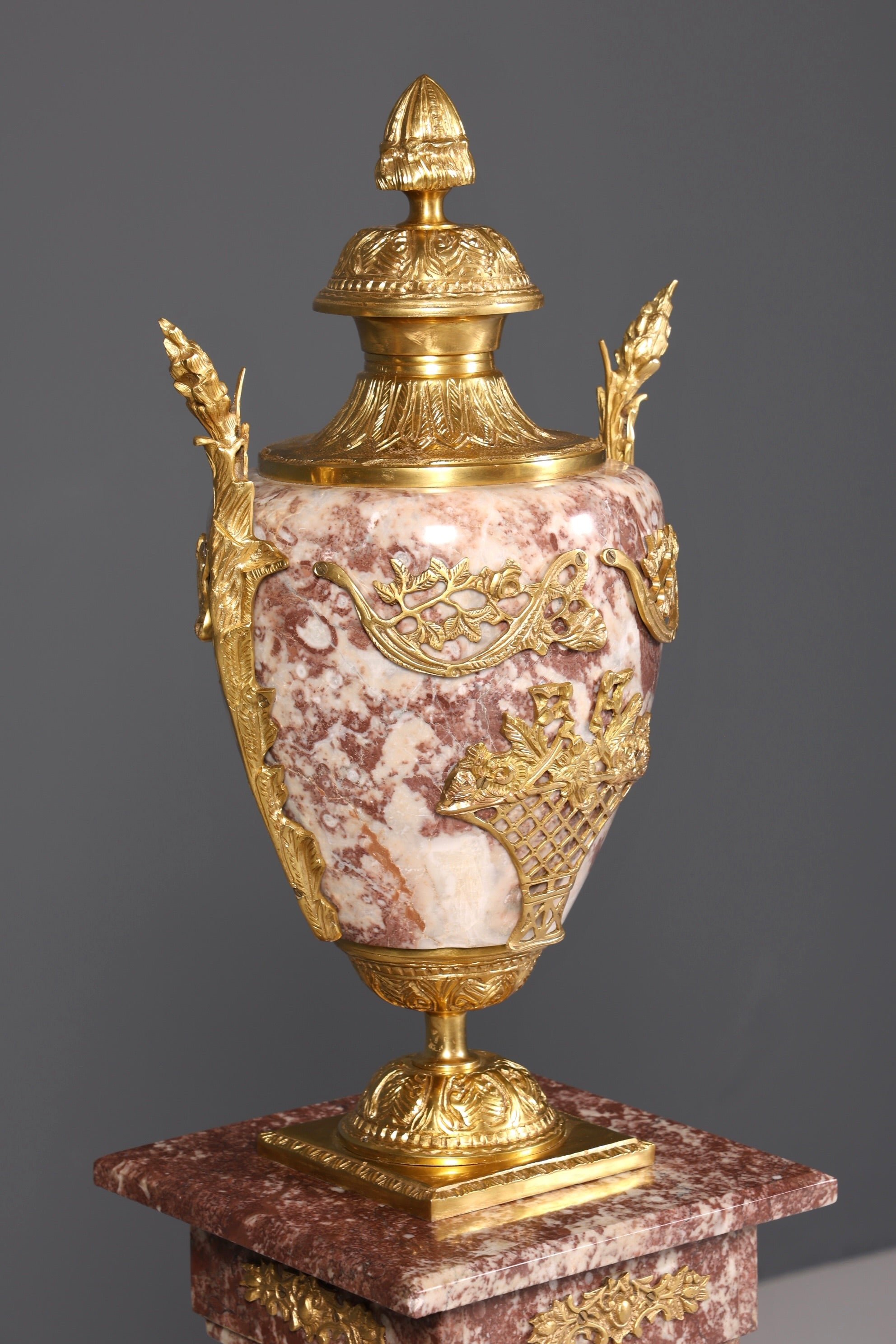 Wunderschöne Barock Stil Säule mit Vase Louis XV Marmor Blumensäule Naturstein Sockel Ablage