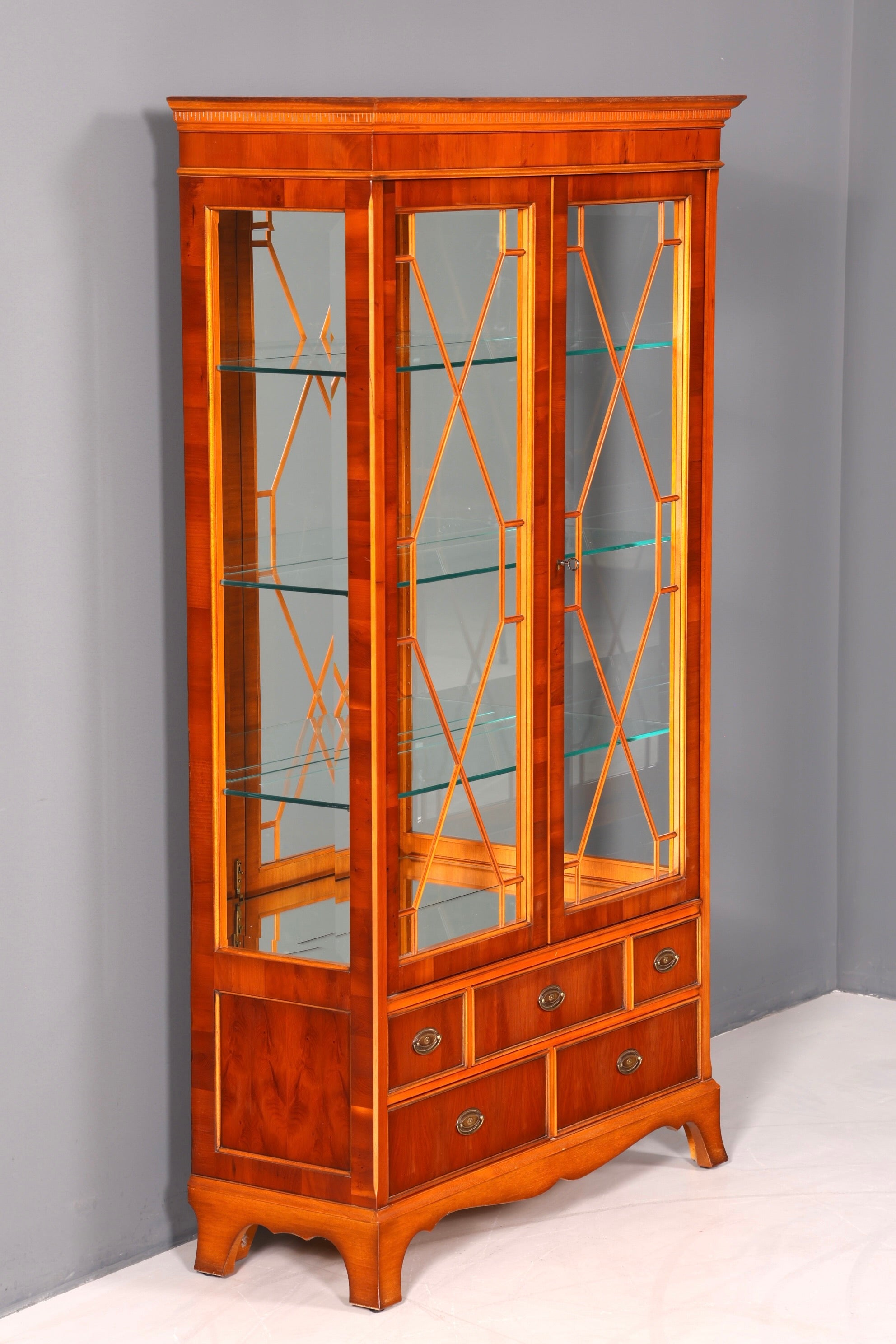 Wunderschöne Original Heldense Vitrine Englische Eibe Bücherschrank Antik Stil Glasvitrine