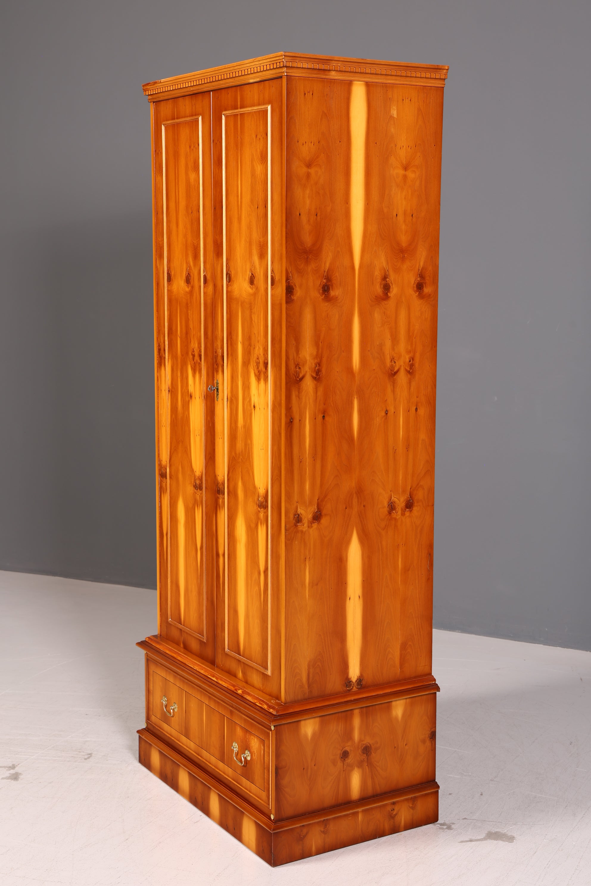 Wunderschöner Englischer Kleiderschrank Dielenschrank Wäscheschrank Schrank Antik Massivholz Vintage