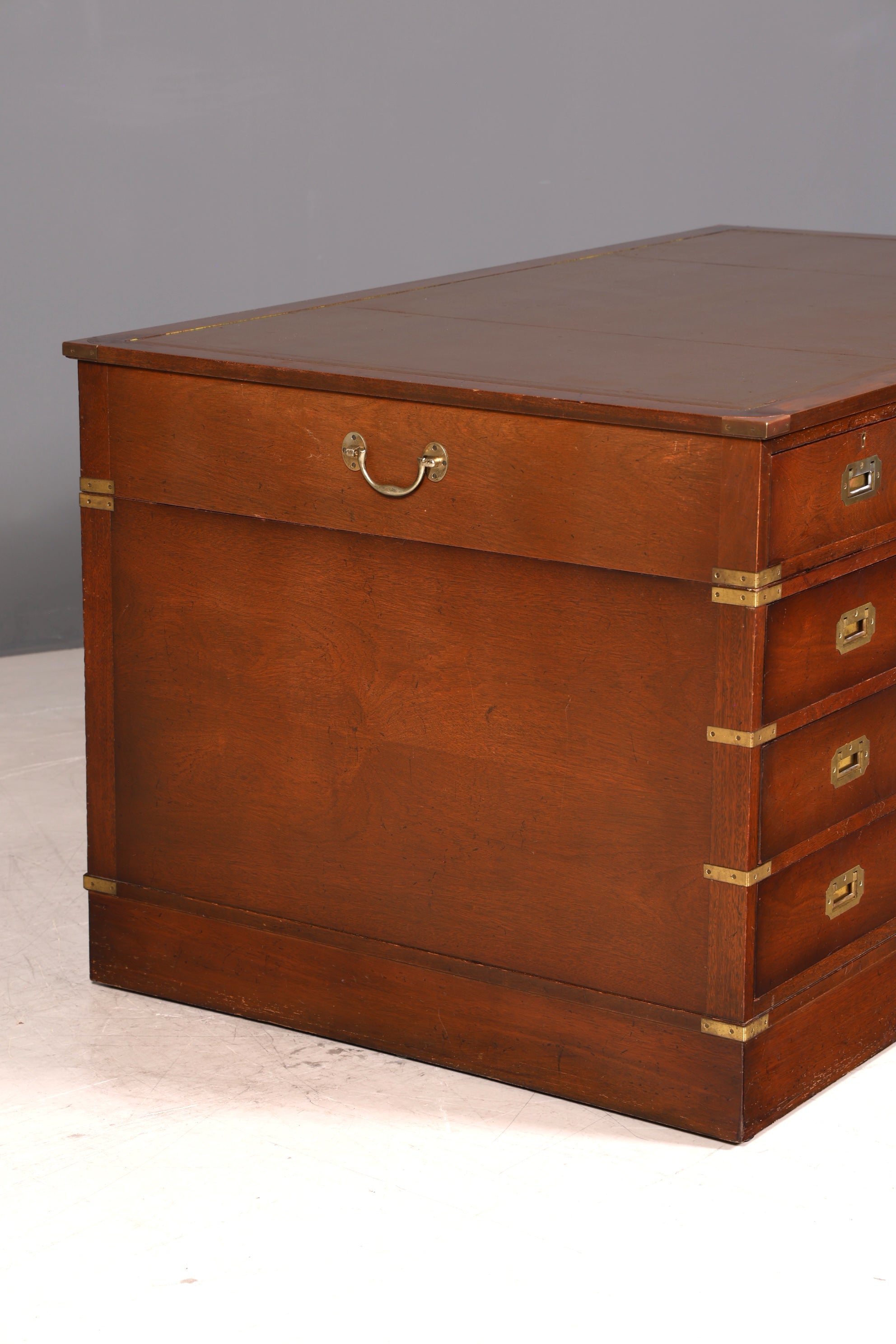 Stilvoller Maritimer Schreibtisch Englischer Military Chest Bürotisch Office Table mit echt Lederauflage