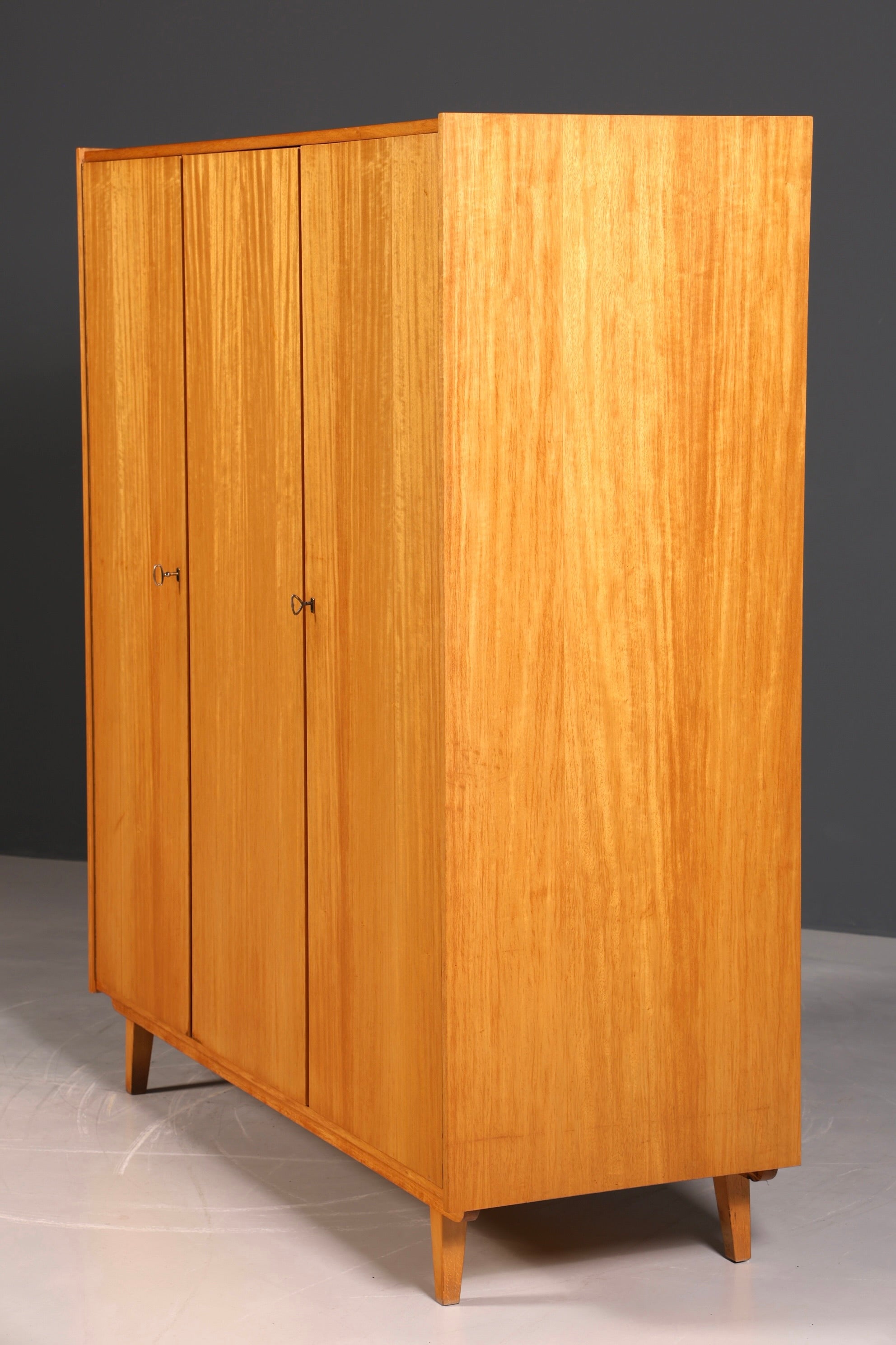 F937 Finish Traumhafter Mid Century Kleiderschrank Vintage Schrank Retro Wäscheschrank