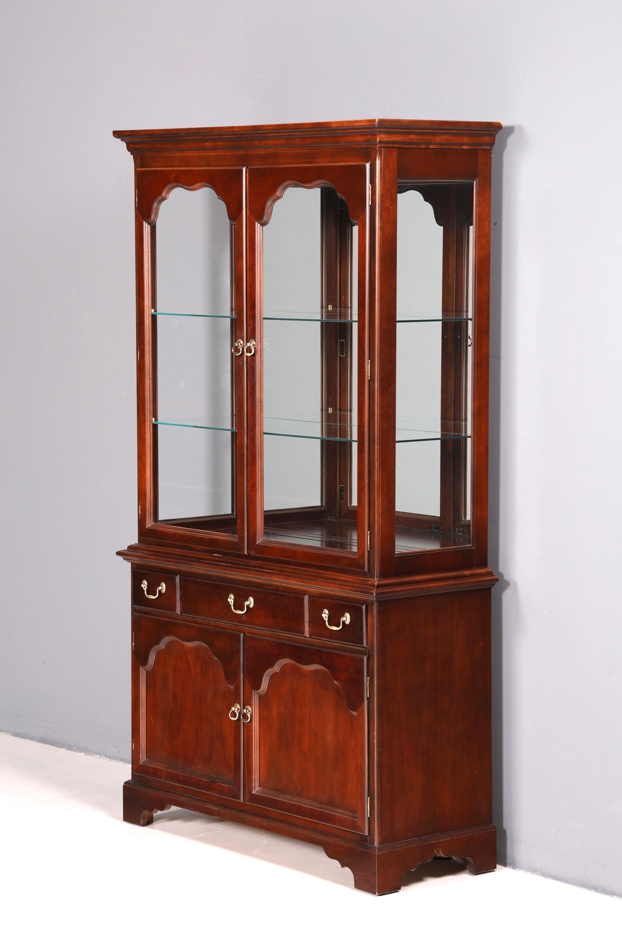 Wunderschöne Original Drexel Heritage Vitrine Bücherschrank USA Antik Schrank Buffet Regal Glasvitrine Massiv Holz Vintage