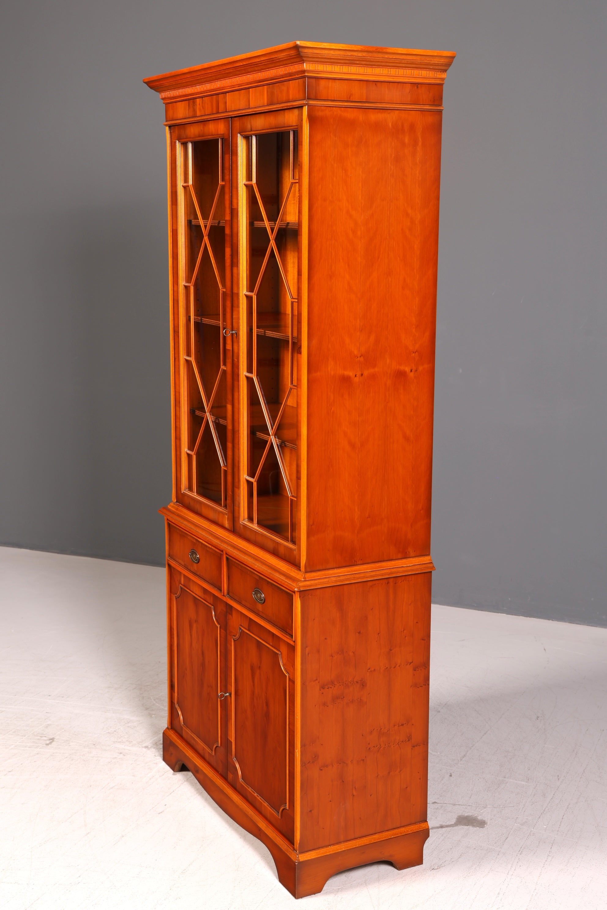 Wunderschöne Original Heldense Vitrine Eibe Bücherschrank Glasvitrine Buffet Schrank