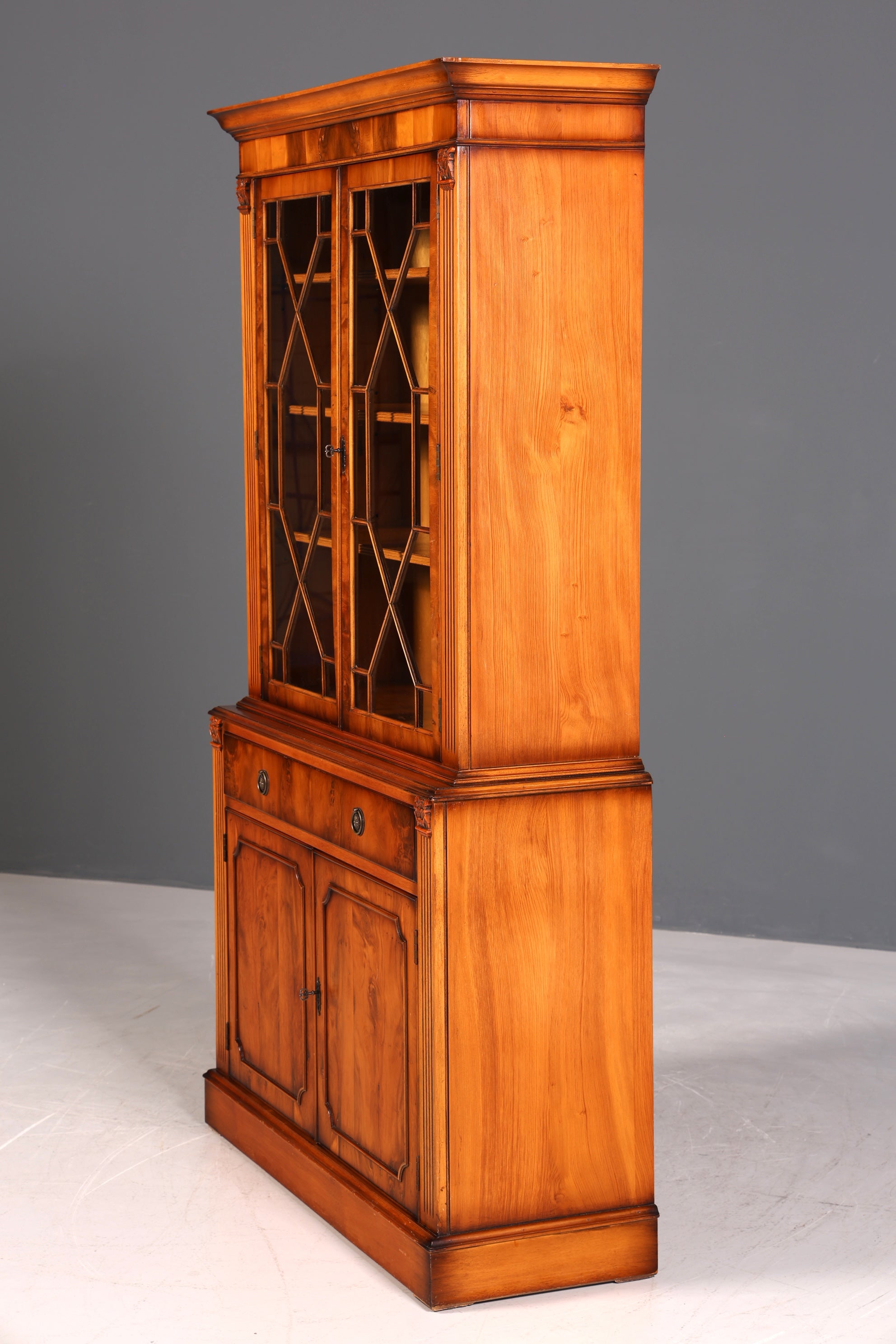 F995 Finish cm, Wunderschöne Englische Vitrine Bücherschrank Buffet Antik Stil Englisch Eibe Glasvitrine Bibliothek