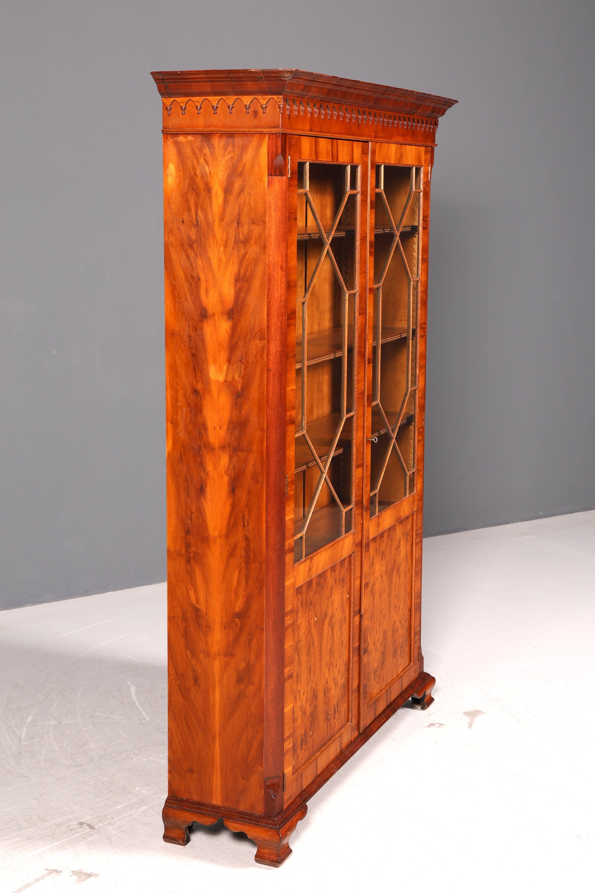 Traumhafter Bevan Funnell Reprodux Englischer Bücherschrank Eibe Vitrine Bibliothek Bücherregal Vintage