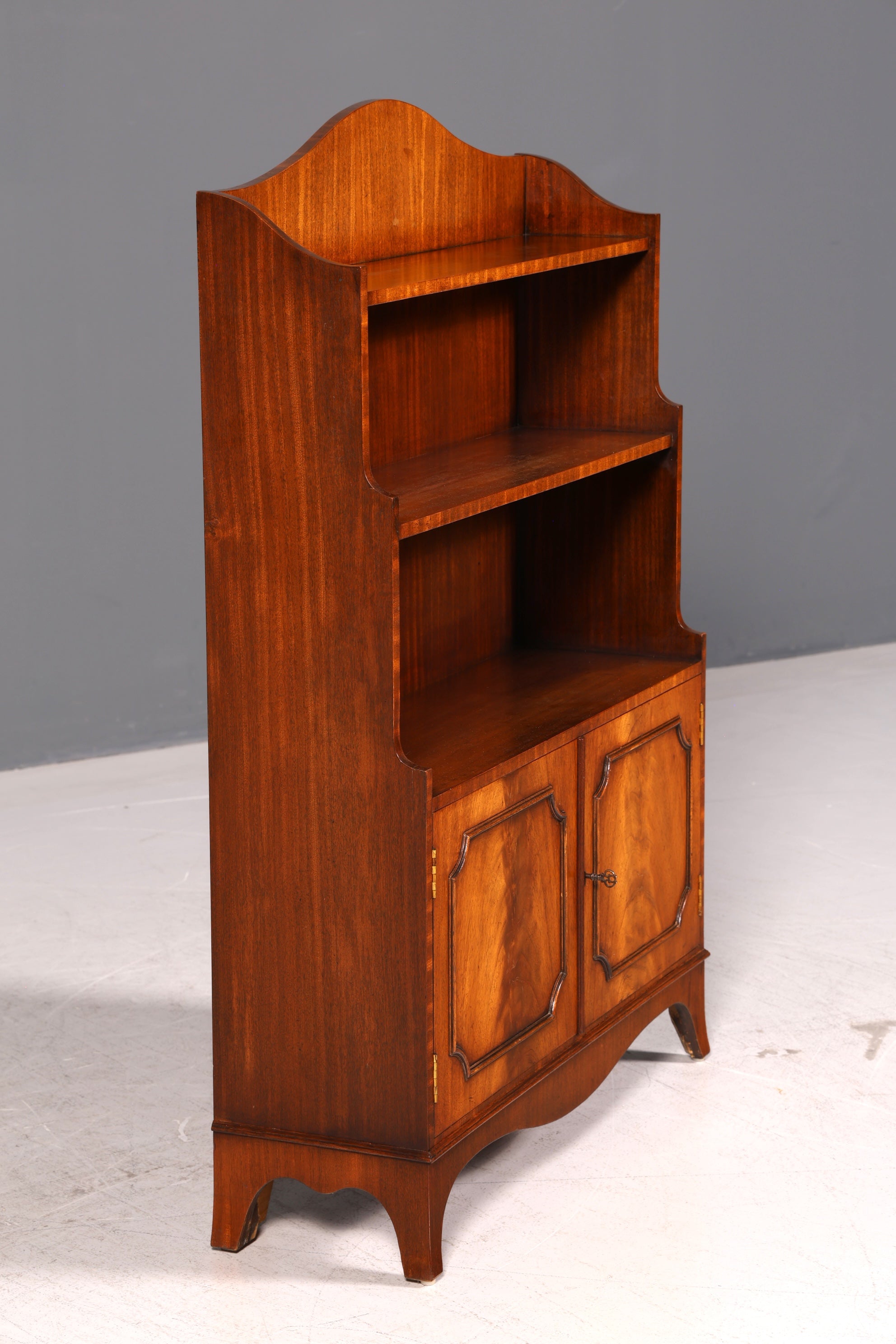 Wunderschönes Englisches Bücherregal Bevan Funnell Reprodux Mahagoni Regal mit Türfach 60s Standregal Bücherschrank