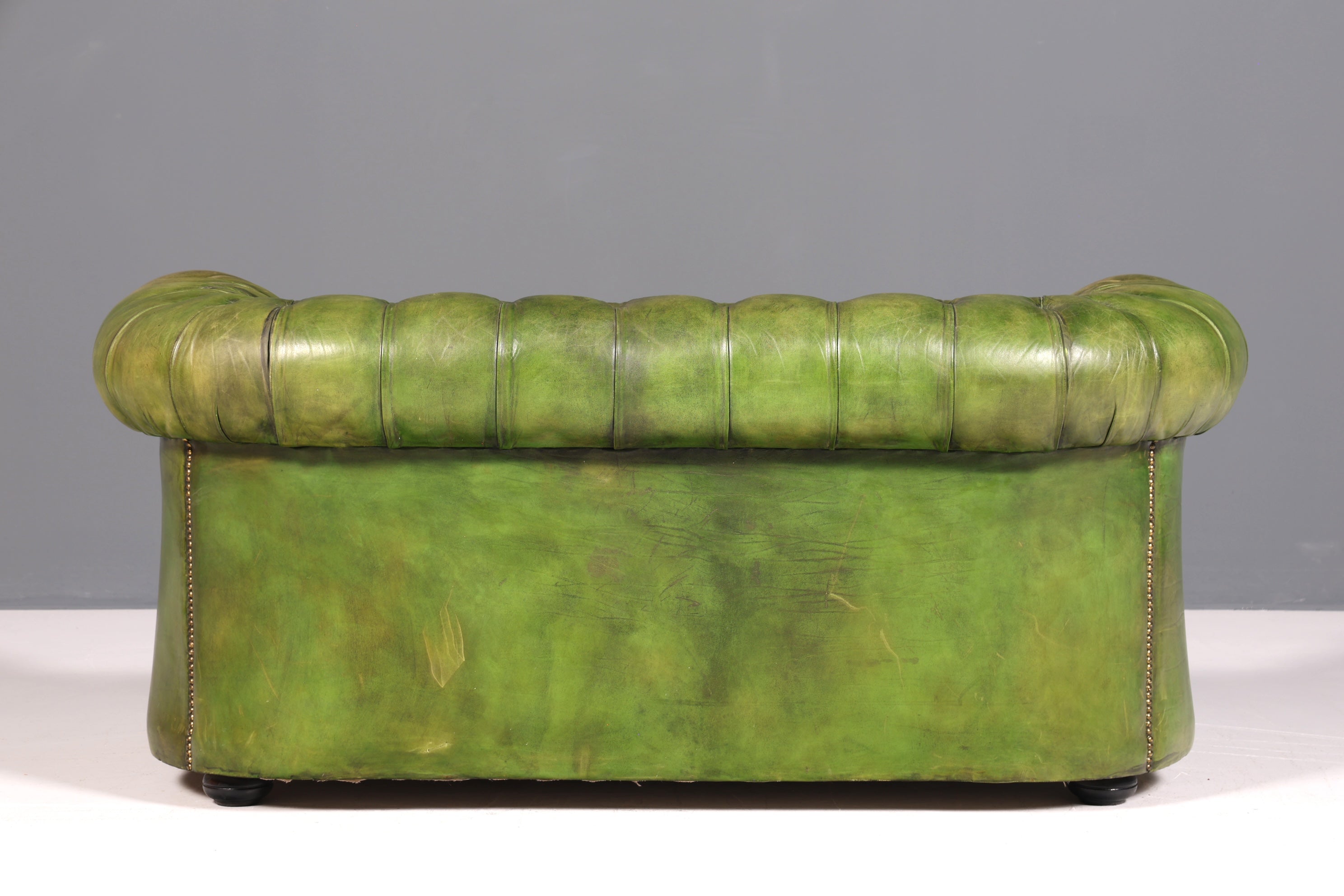 Wunderschönes Original Chesterfield 2er Sofa Englisch grün echt Leder 2- Sitzer Couch