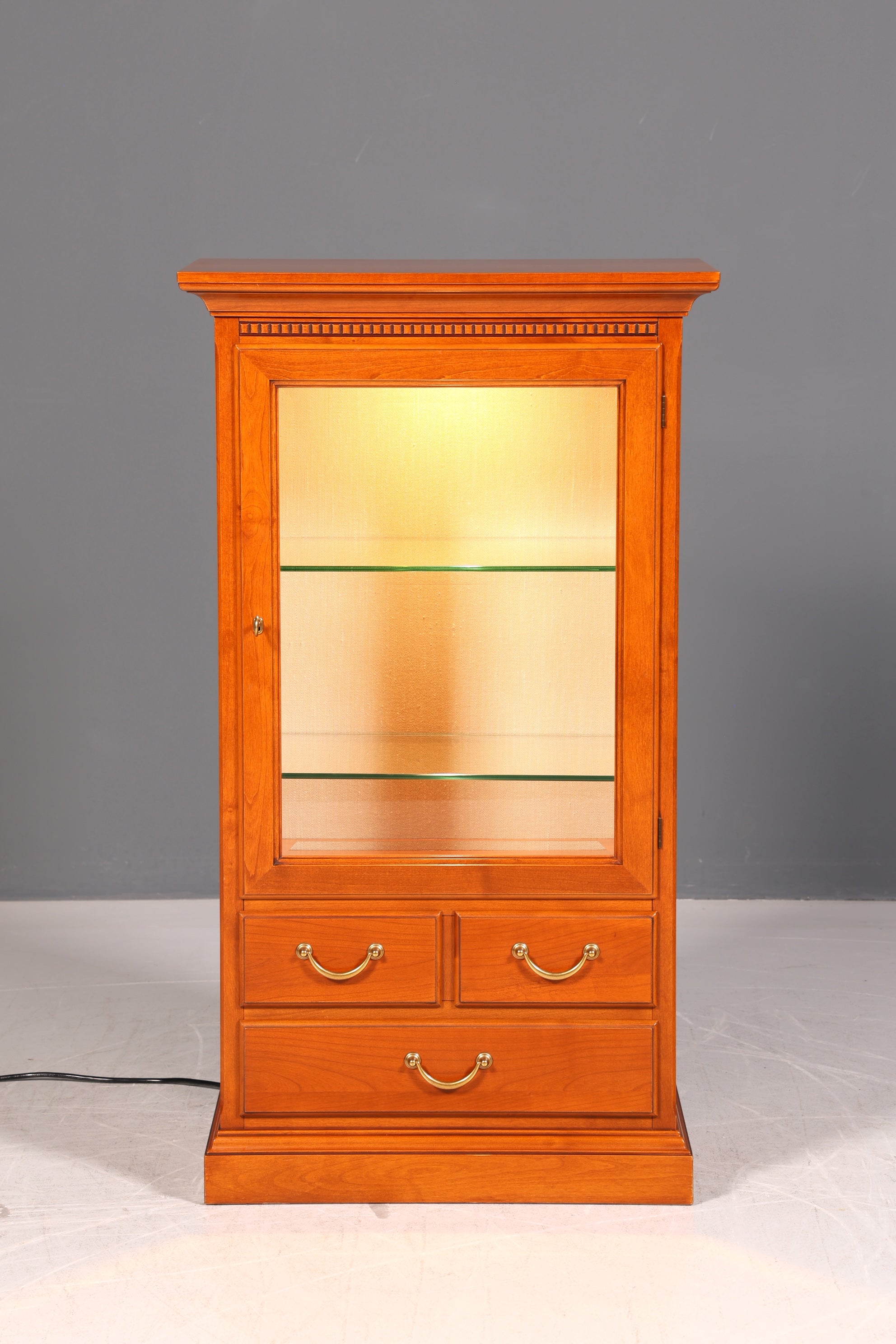 Wunderschöne Original Selva Style International Vitrine Kirschholz Antik Stil Glasvitrine Vertiko Geschirrschrank Italienische Möbel