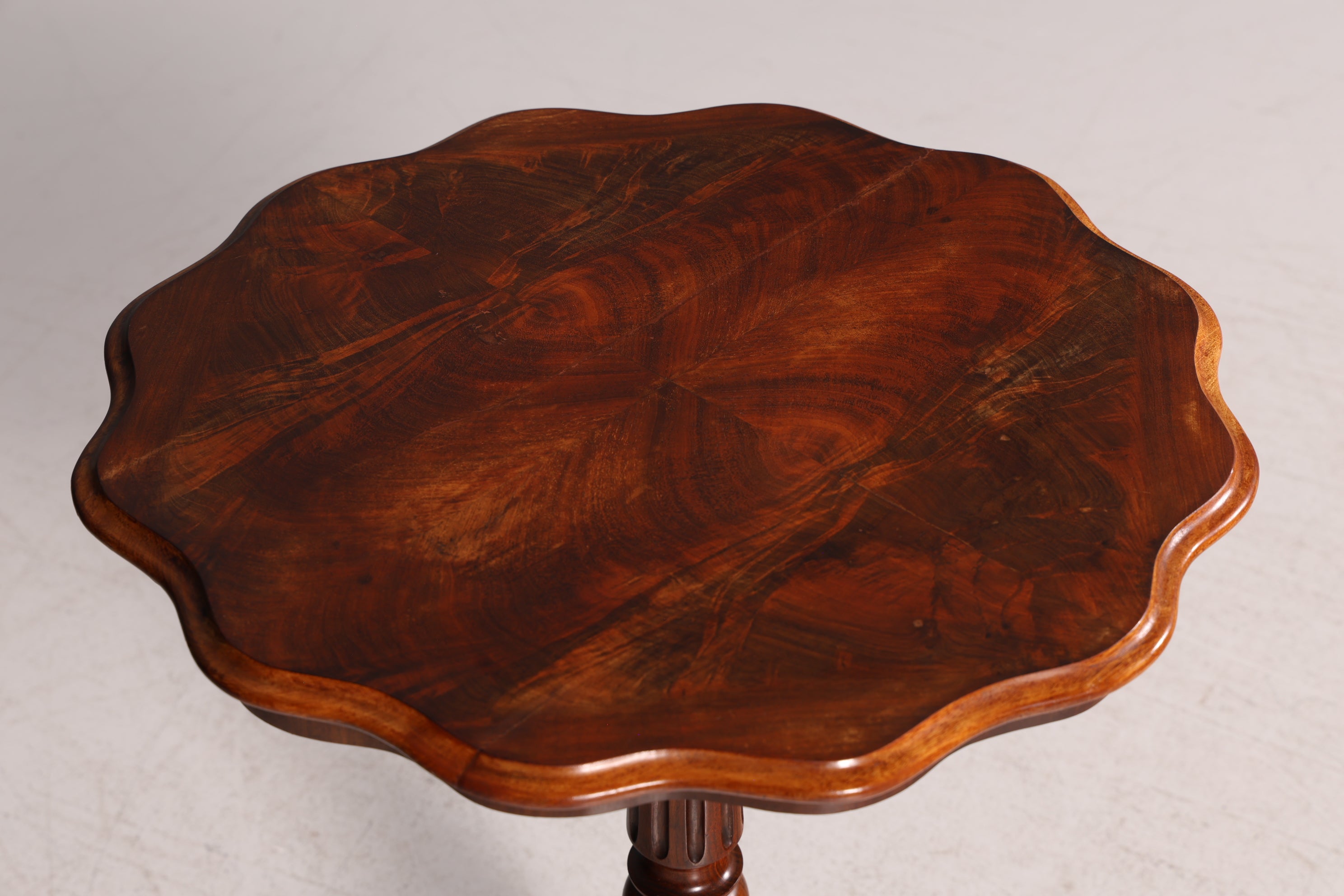 Filigraner Beistelltisch im Antik Stil Barock Ablagetisch Intarsien Beistelltisch Vintage Holz