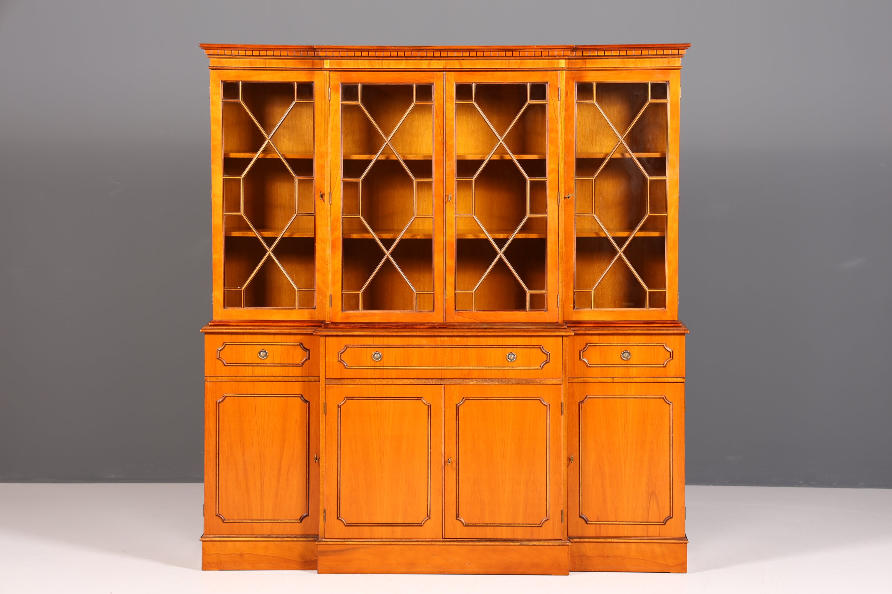 Traumhafte Englische Vitrine Bücherschrank Buffet Antik Stil Englisch Eibe Glasvitrine Bibliothek