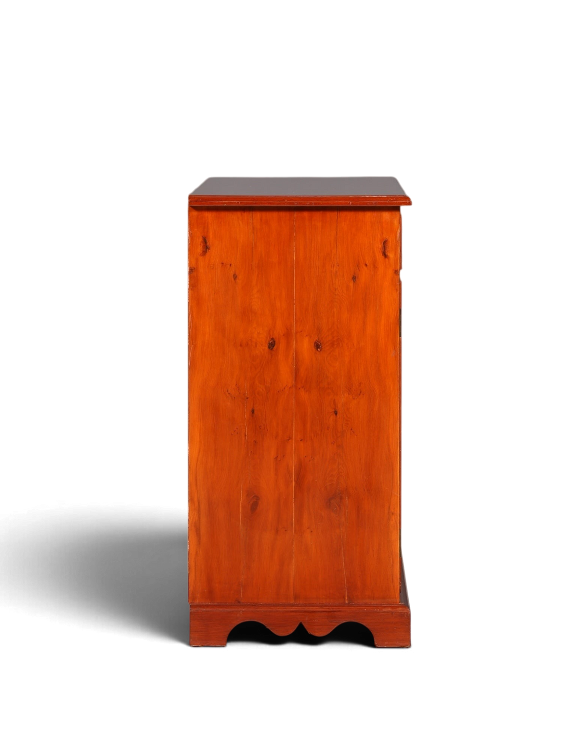 Hauptstadt Möblerei englisches Sideboard aus Eibenholz mit markanter Maserung und geschwungenem Wellensockel, Seitenansicht