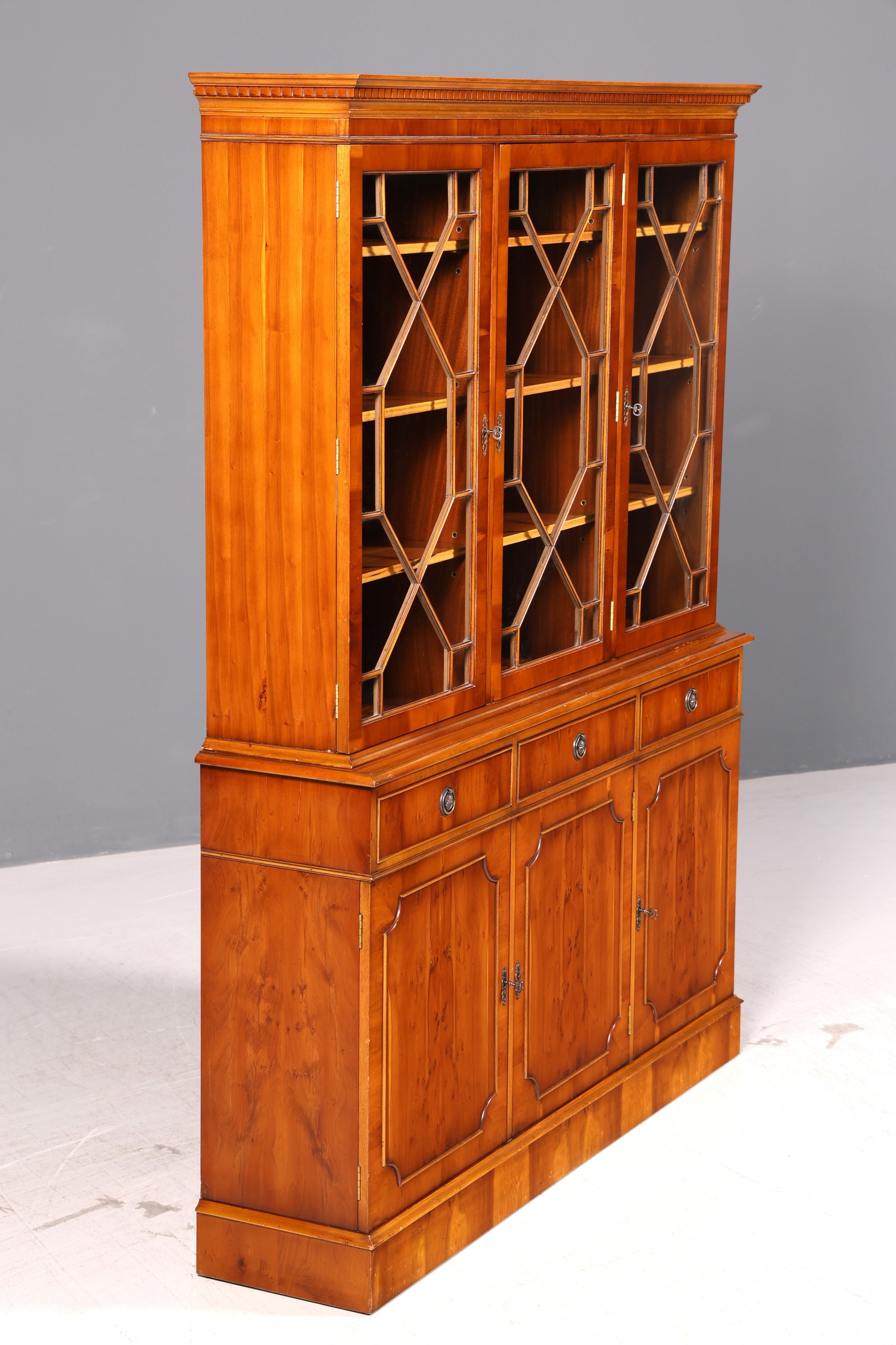 Wunderschöne Englische Vitrine Eibe Bücherschrank Glasvitrine Buffet Bibliothek Antik Vintage