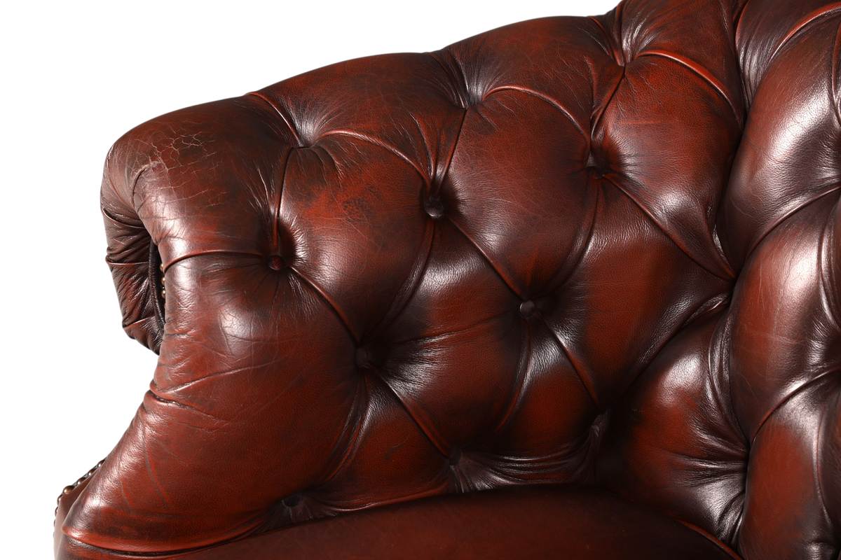 Hauptstadt Möblerei Chesterfield Centurion Sessel aus braunem Echtleder mit klassischer Knopfheftung und Vintage-Optik