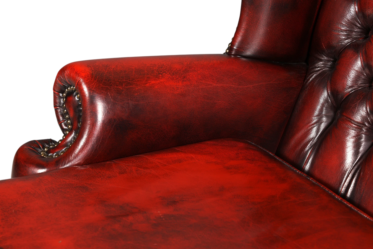 Hauptstadt Möblerei Chesterfield 3er Sofa aus rotem Echtleder mit klassischer Knopfheftung und dekorativen Ziernägeln