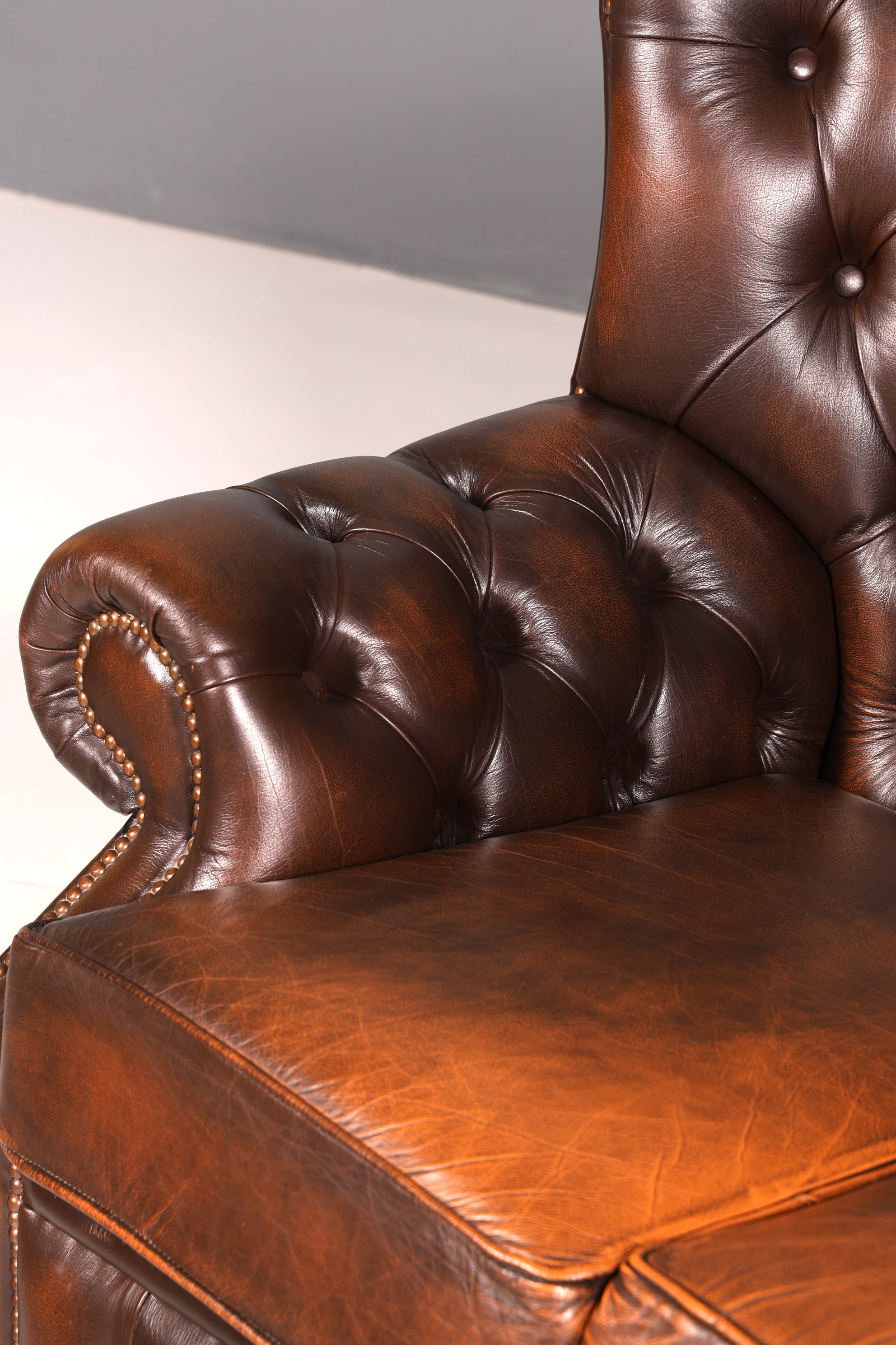 G103 Finish Wunderschönes Original Chesterfield Sofa 3- Sitzer echt Leder Oxblood Couch Englisch
