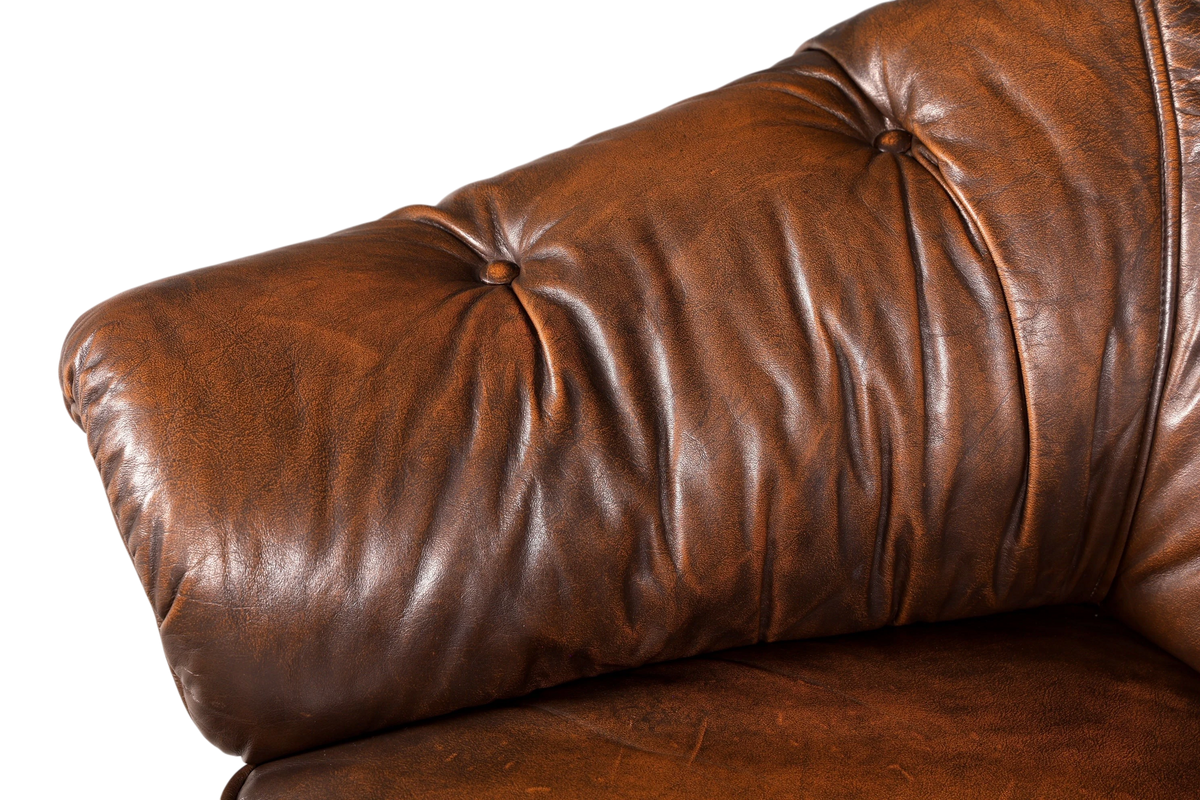 Hauptstadt Möblerei Chesterfield Ledersessel in Braun mit klassischer Knopfheftung und geschwungener Armlehne