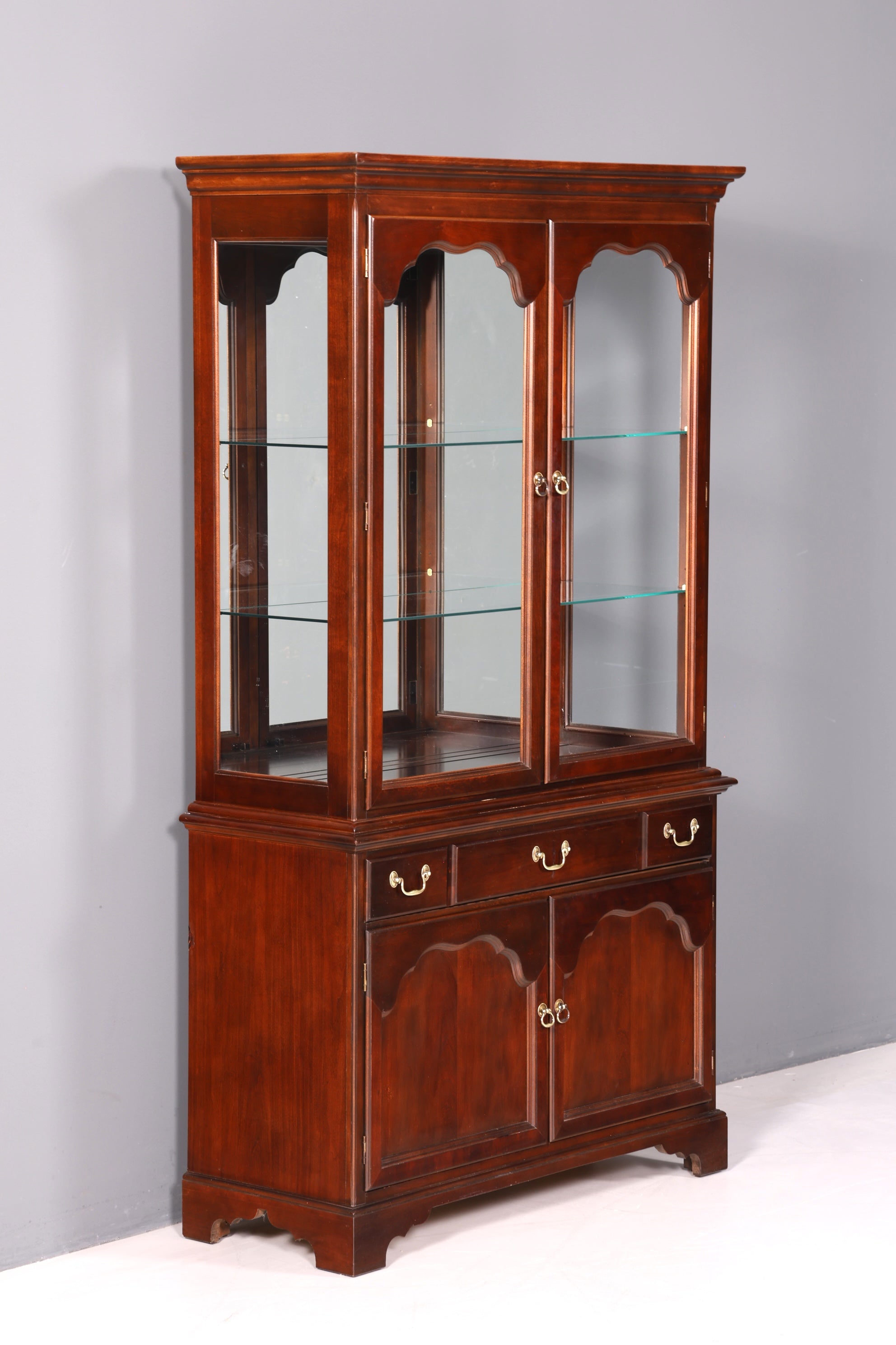 Wunderschöne Original Drexel Heritage Vitrine Bücherschrank USA Antik Schrank Buffet Regal Glasvitrine Massiv Holz Vintage
