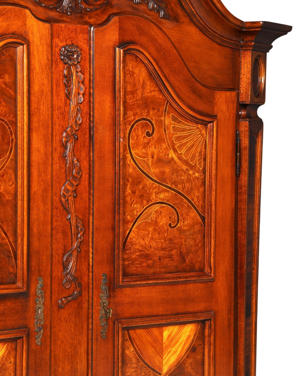 Hauptstadt Möblerei Schrank aus Nussbaumholz mit aufwendigen Intarsien und handgeschnitzten Verzierungen