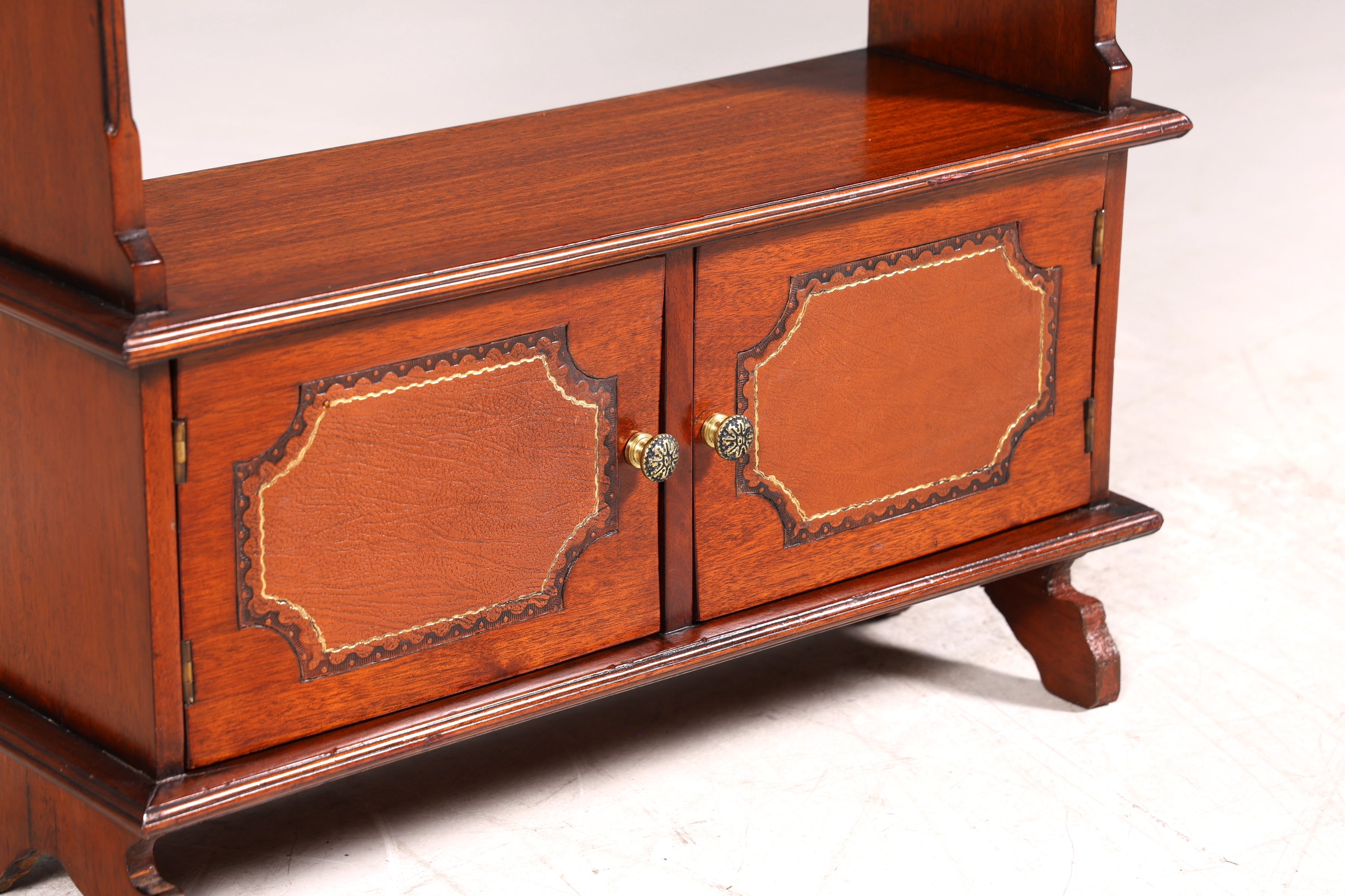 Wunderschönes Regal im englischen Stil Bücherregal Englisch Buchablage Antik 60s Schrank