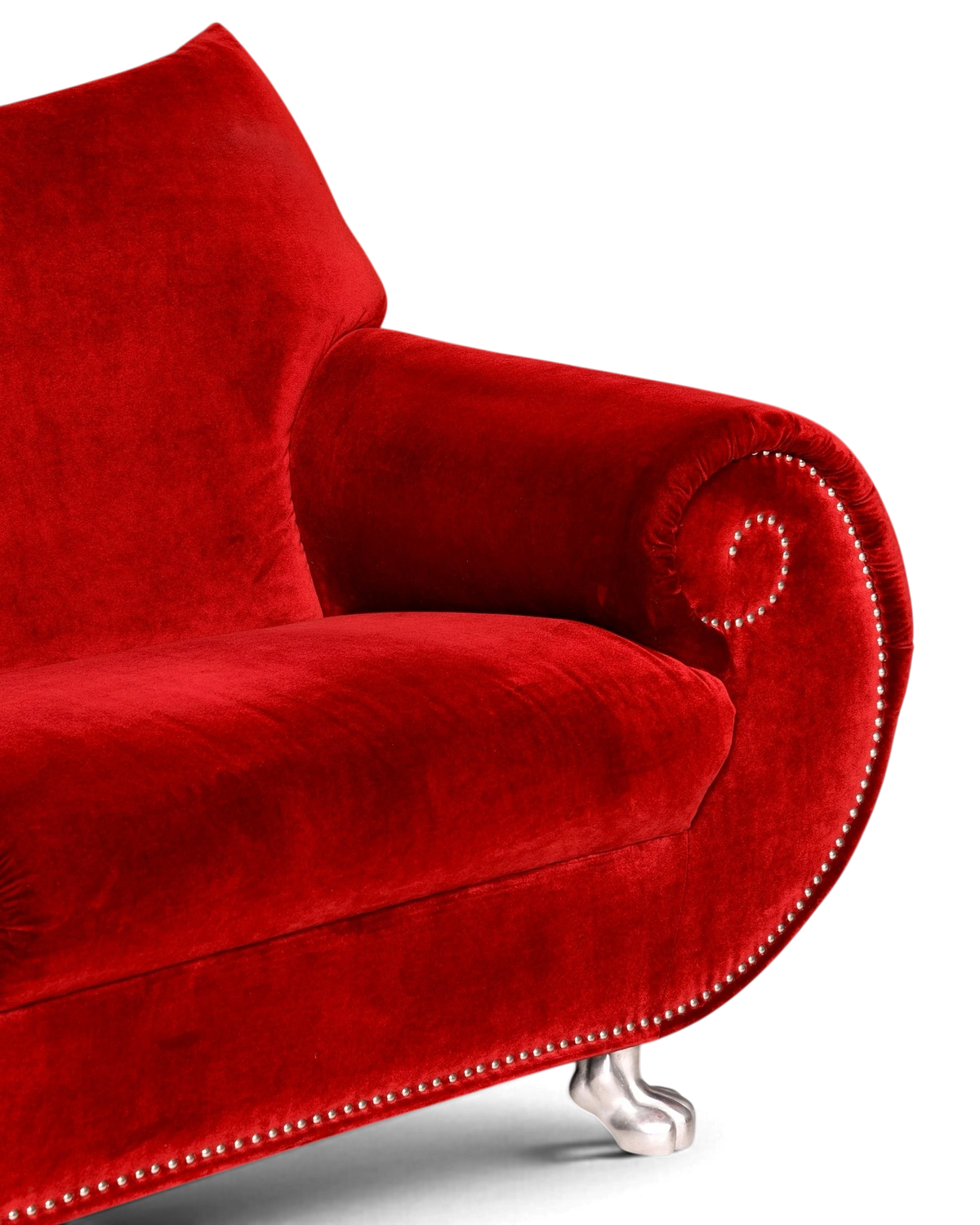 Hauptstadt Möblerei Bretz Gaudi Designer Sofa in Bordeaux-rotem Samt mit geschwungener Armlehne und Ziernägeln