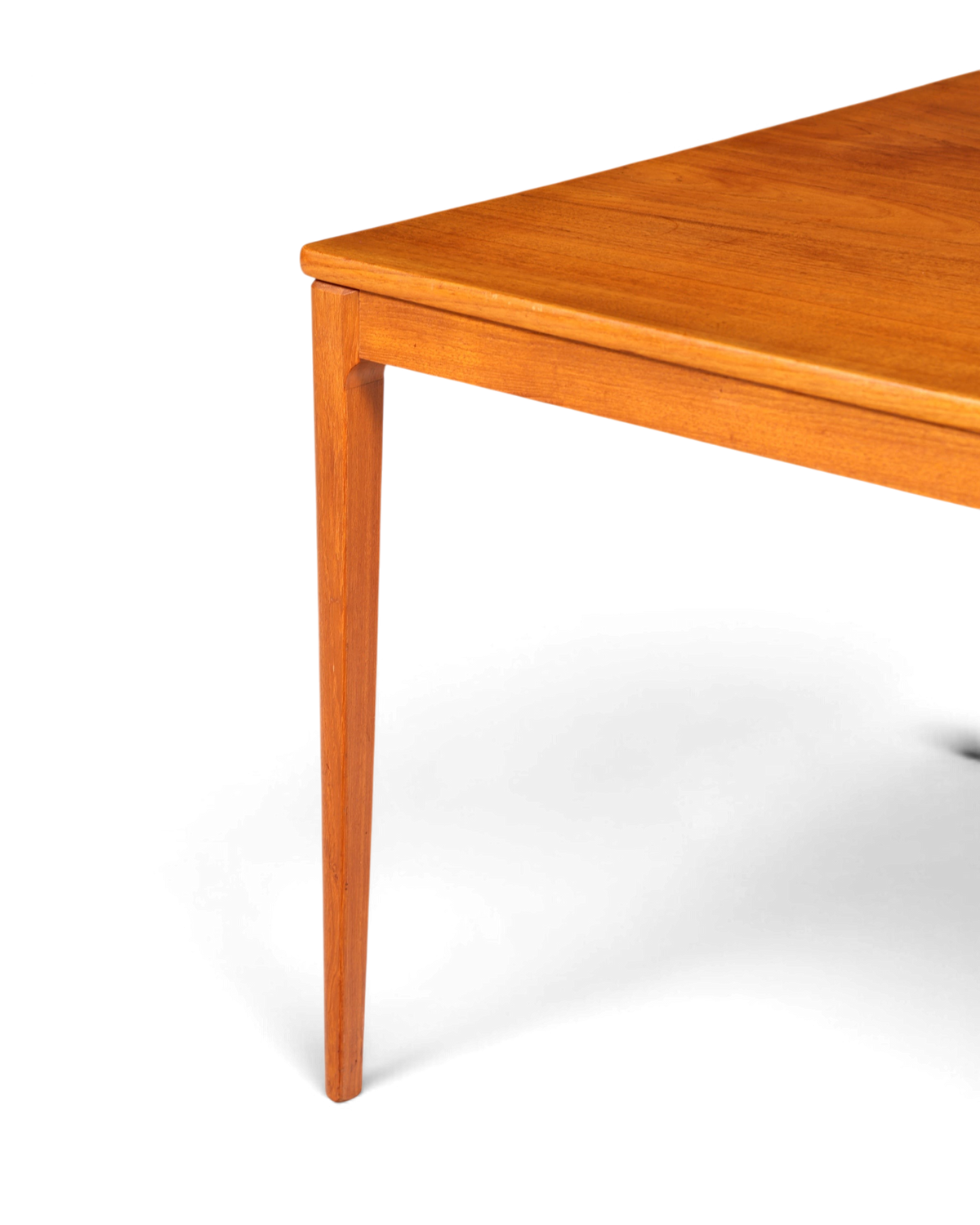 Hauptstadt Möblerei Alberts Tibro Couchtisch aus Teakholz im skandinavischen Mid-Century-Design mit konischem Bein