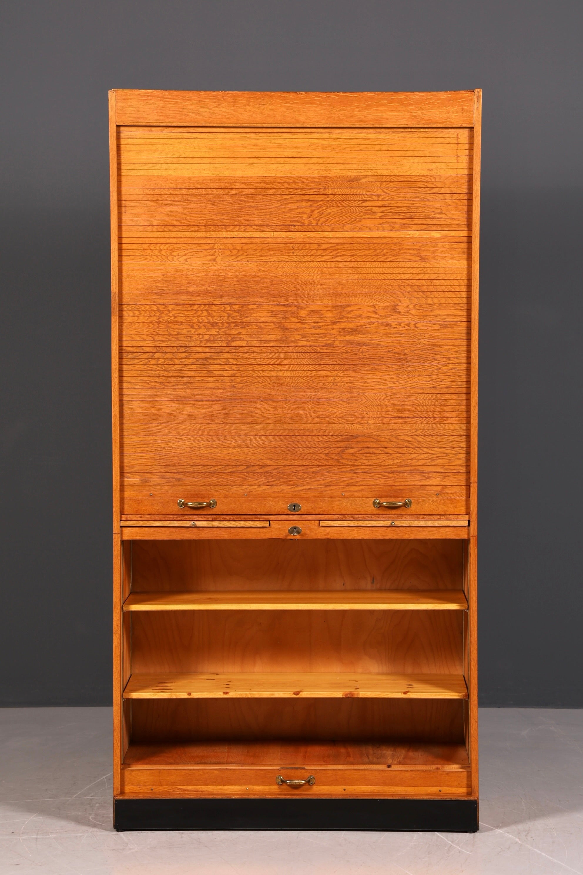 Schlichter Mid Century Rollladenschrank Bauhaus Apothekerschrank Art Deco Büro Aktenschrank