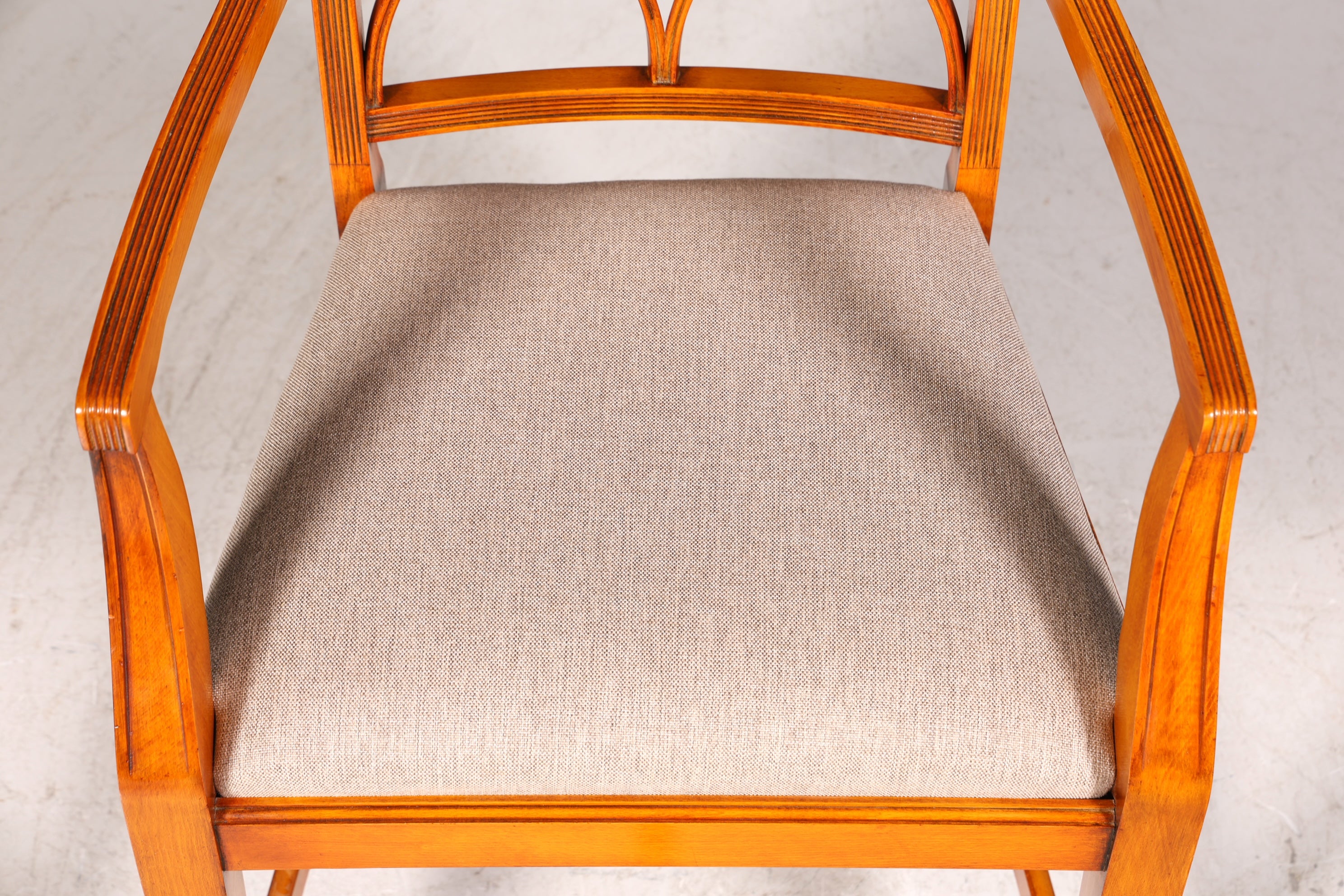 Wunderschöner Bevan Funell Stuhl Armlehnstuhl Englischer Eibe Reprodux Antik Sekretär Stuhl UK Polsterstuhl 1 von 2