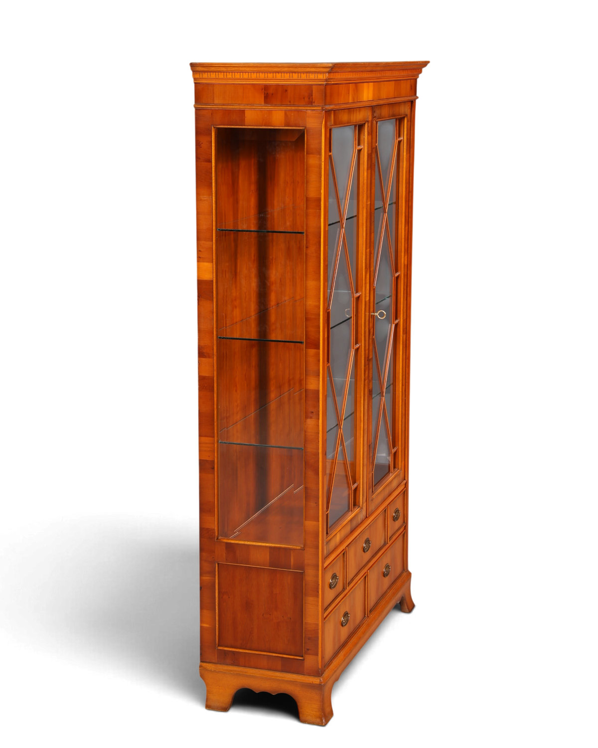 Hauptstadt Möblerei Heldense Vitrine aus englischer Eibe mit Glasfront, Innenbeleuchtung und Schubladen im Antik-Stil