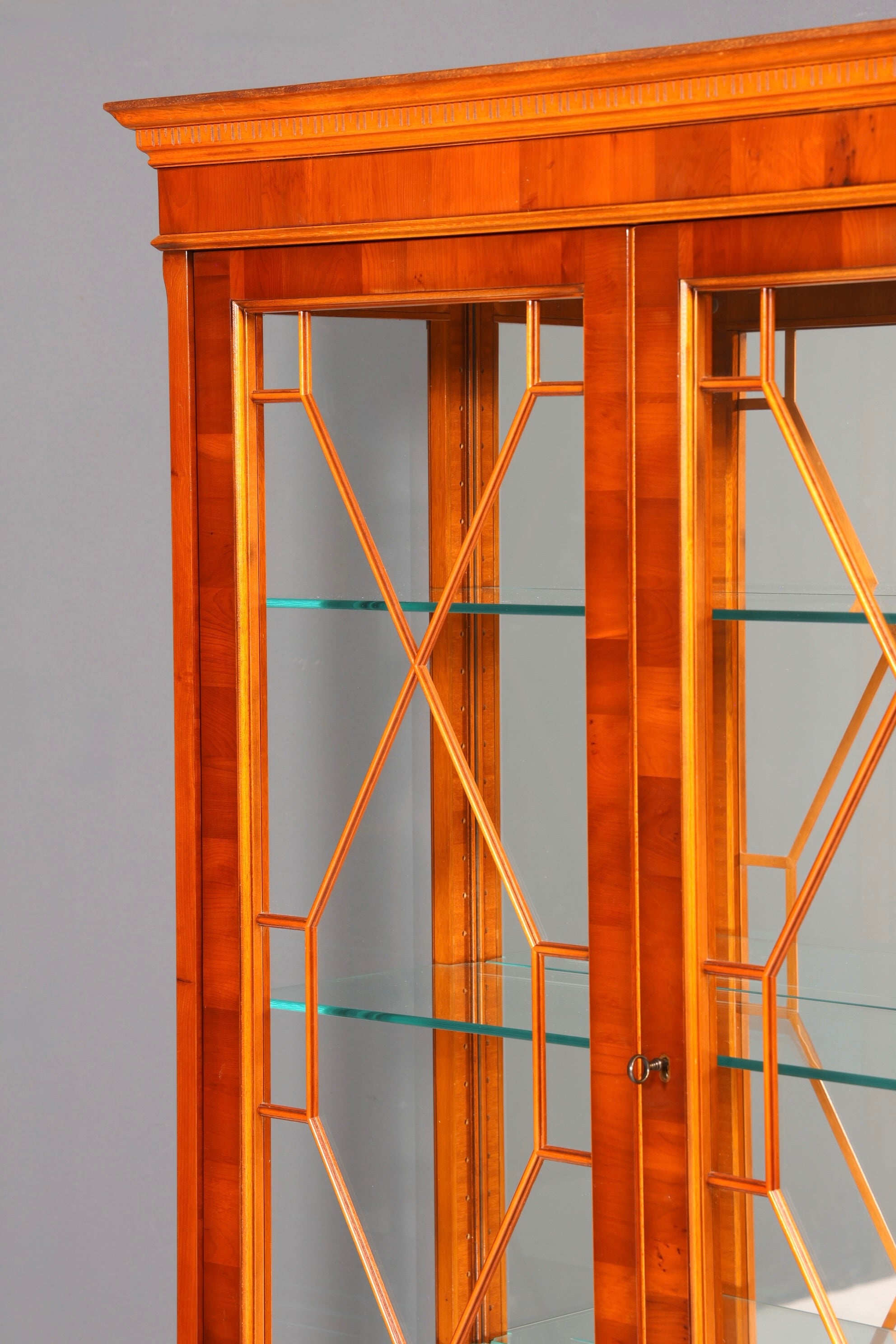 Wunderschöne Original Heldense Vitrine Englische Eibe Bücherschrank Antik Stil Glasvitrine