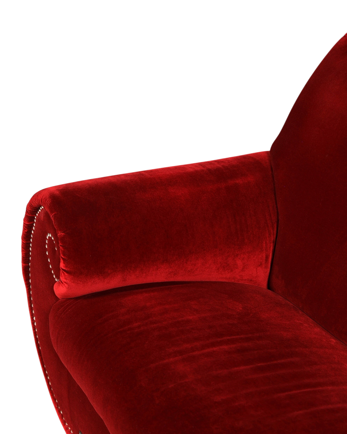 Hauptstadt Möblerei Bretz Gaudi Sofa in bordeauxrotem Samt mit geschwungener Armlehne und dekorativen Ziernägeln