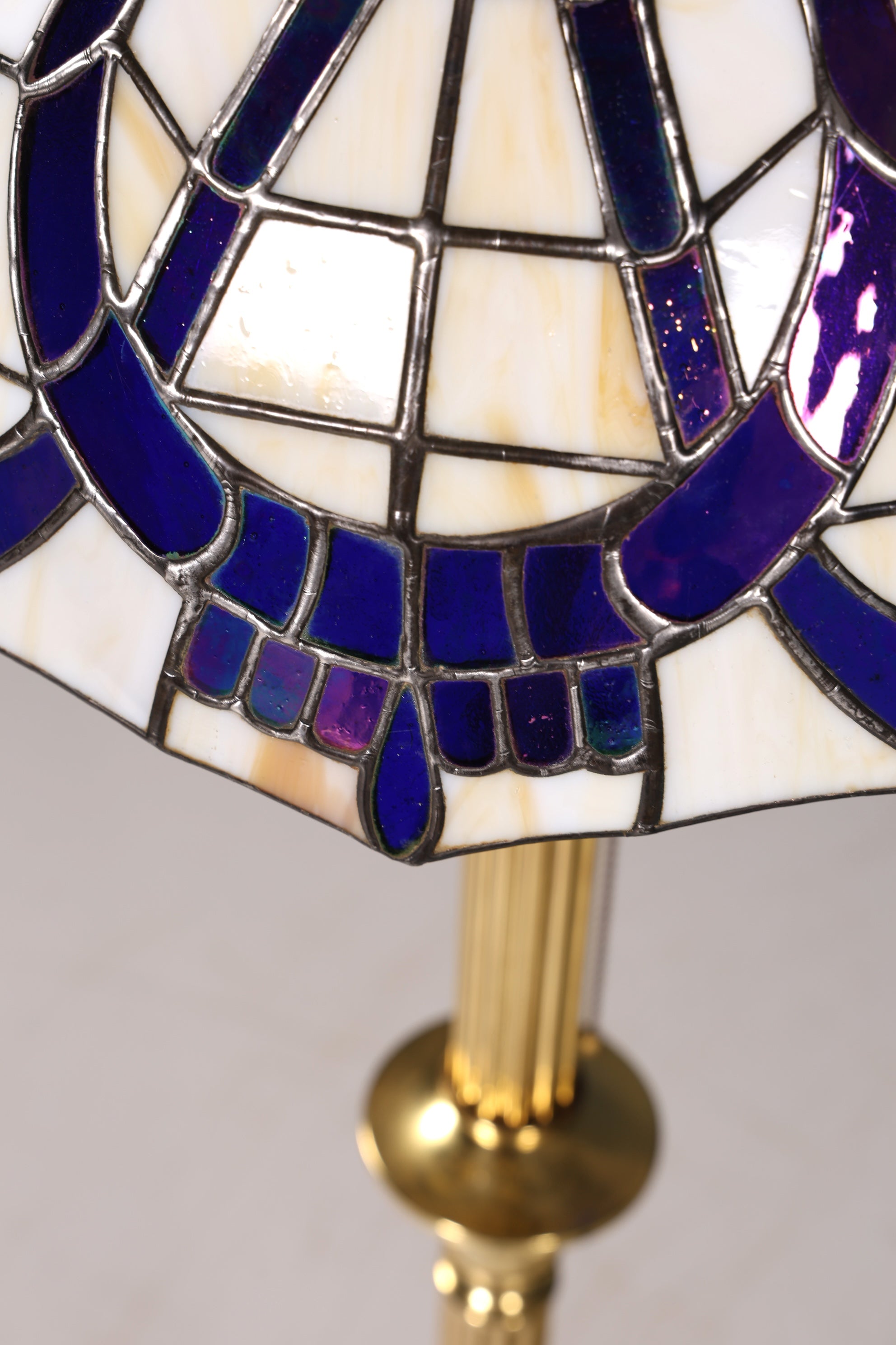 Traumhafte Antike Tiffany Lampe Glaslampenschirm Messingfuß Stehlampe Leselampe