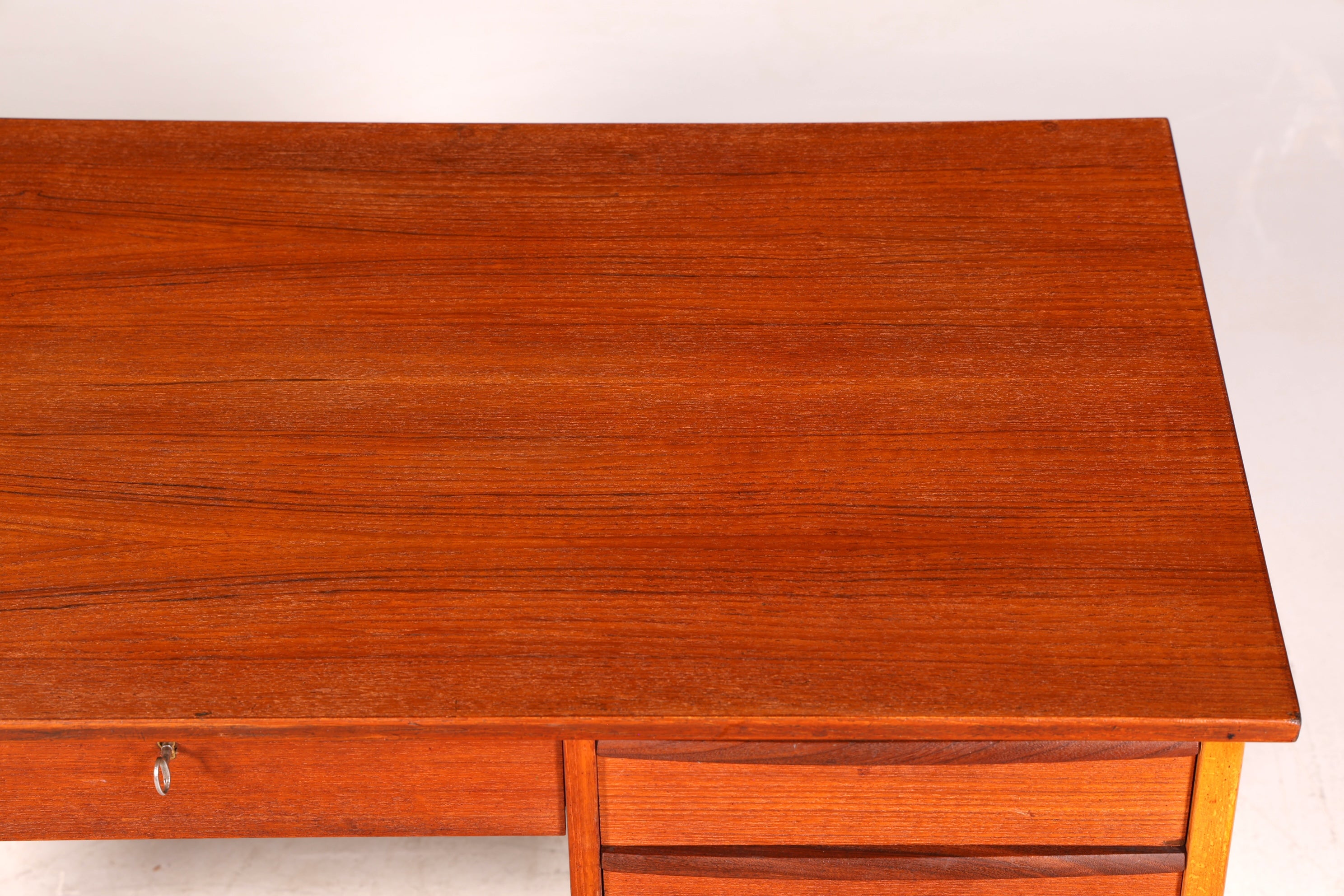 G227 Finish Wunderschöner Mid Century Schreibtisch Danish Design Teak Holz Bürotisch Vintage Office Table (Kopie)