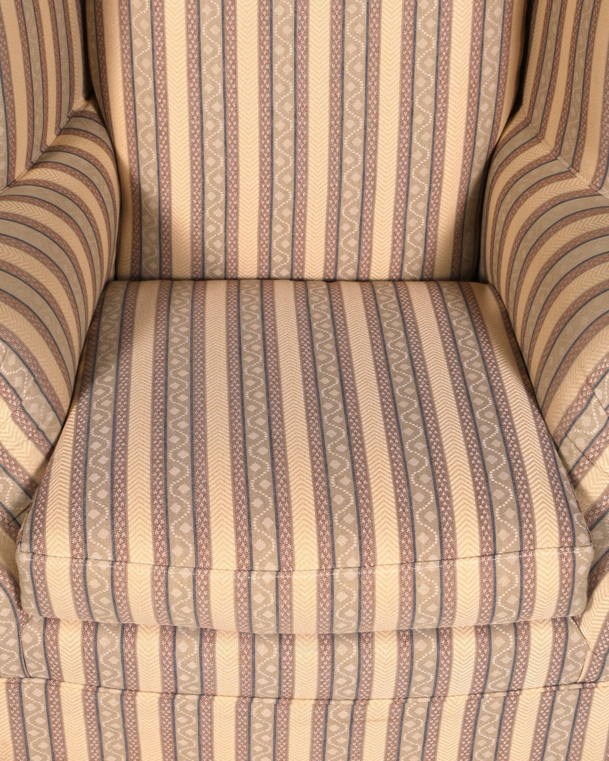Hauptstadt Möblerei Sessel H871 mit klassischem beigem Streifenmuster und geometrischen Webdetails