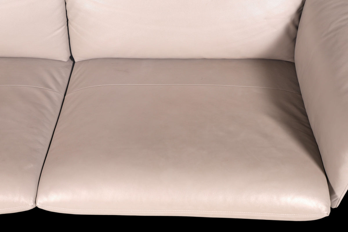 Hauptstadt Möblerei Ligne Roset tasarım gri deri koltuk minderi ve kumaş gövde detayı