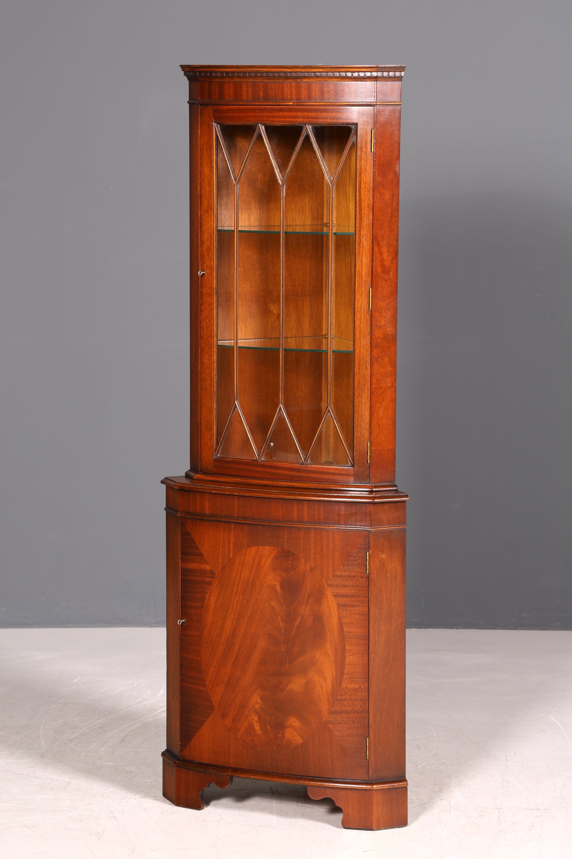 G028 Finish cm Wunderschöne Englische Eckvitrine Mahagoni Antik 60s echt Holz Schrank Eckschrank Glasvitrine