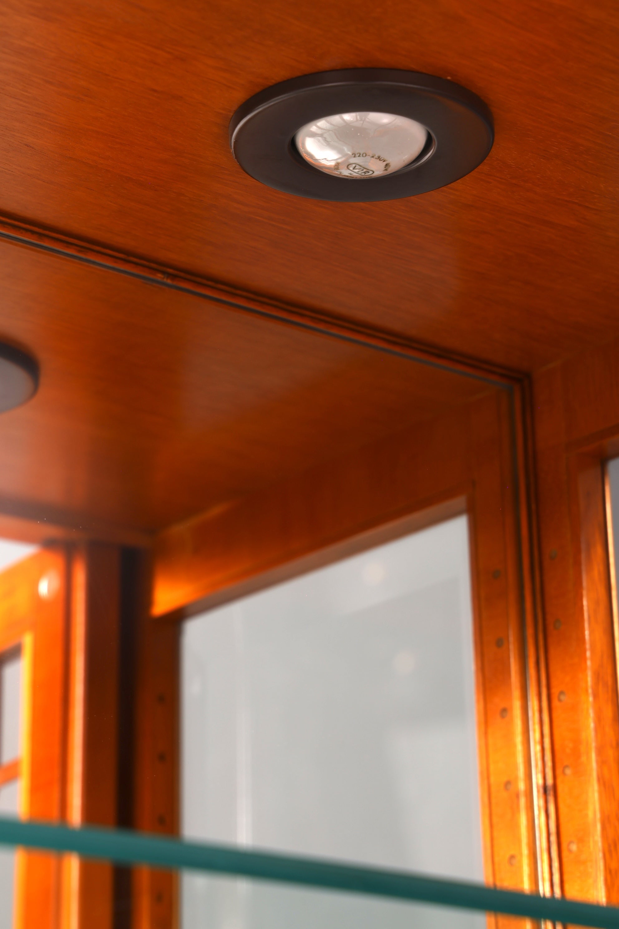 Wunderschöne Englische Vitrine der Marke Heldense Eibe Bücherschrank Glasvitrine mit Beleuchtung Antik Vintage