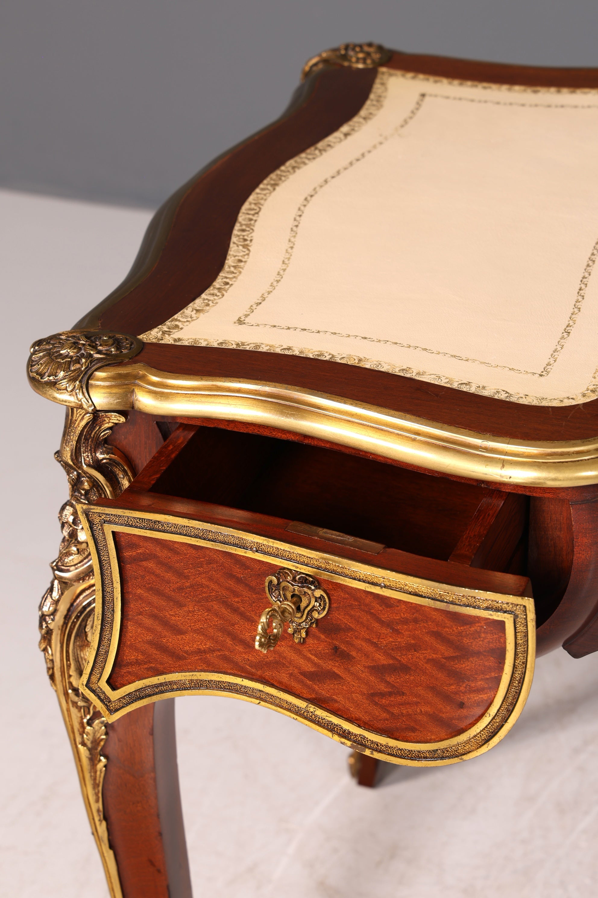 G078 Finish - Louis XV Barock Schreibtisch usw. Messing Zarge, Preis muss ich noch recherchieren