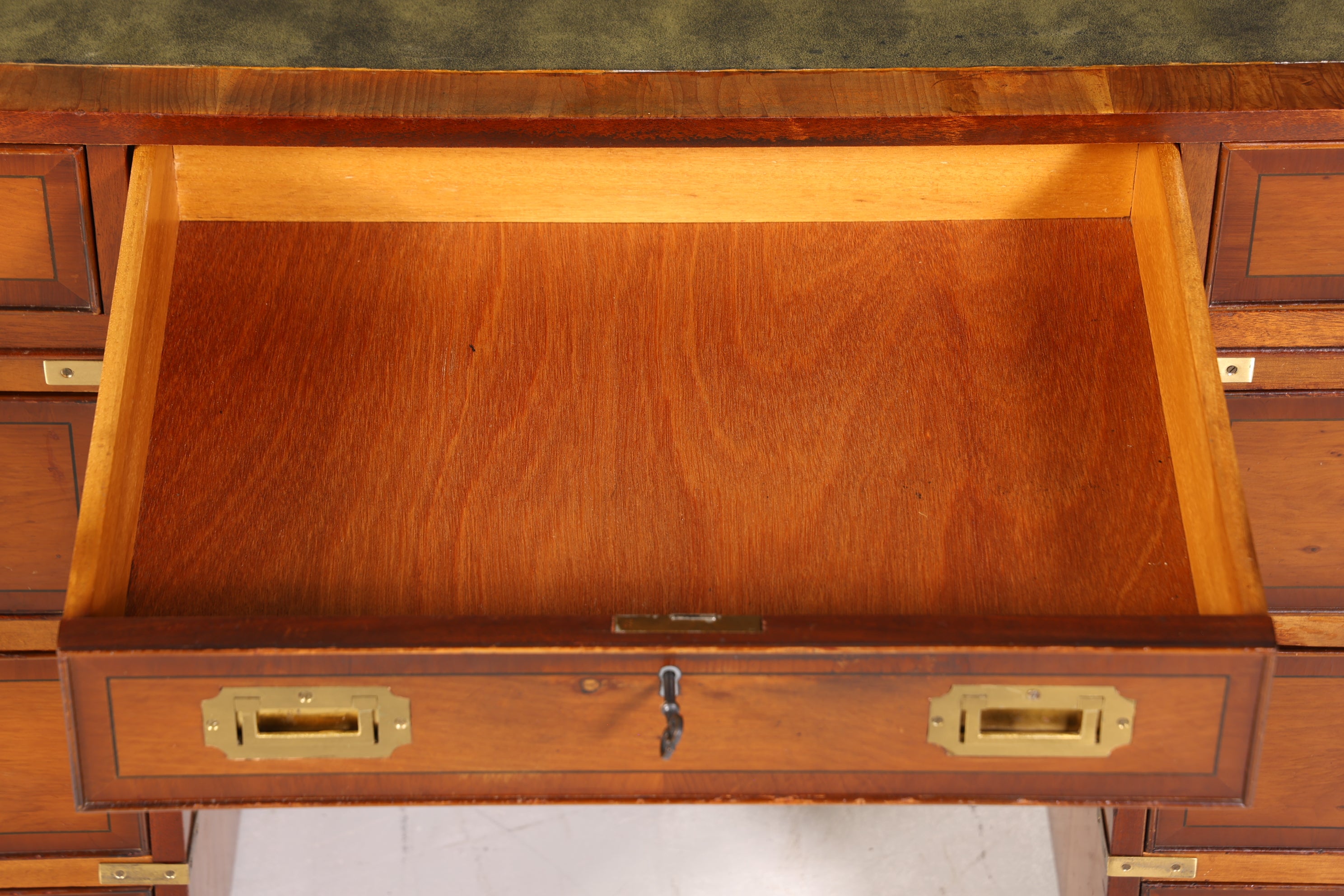 Edler Maritimer Schreibtisch Englischer Military Chest Bürotisch Office Table