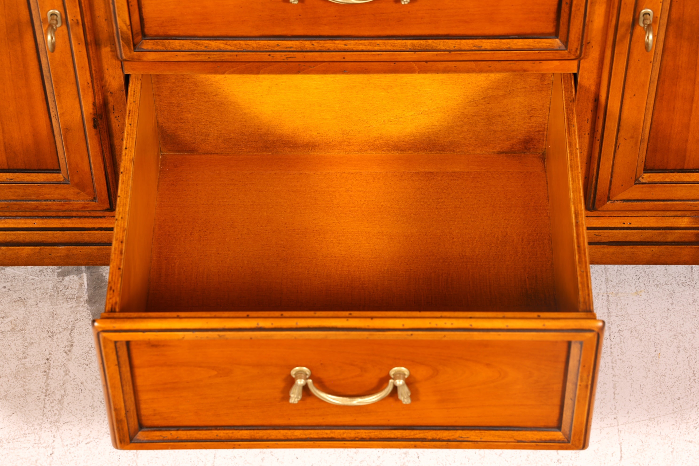 Wunderschöne Original Selva Vitrine Villa Borghese massiv Holz Buffet Schrank Bibliothek