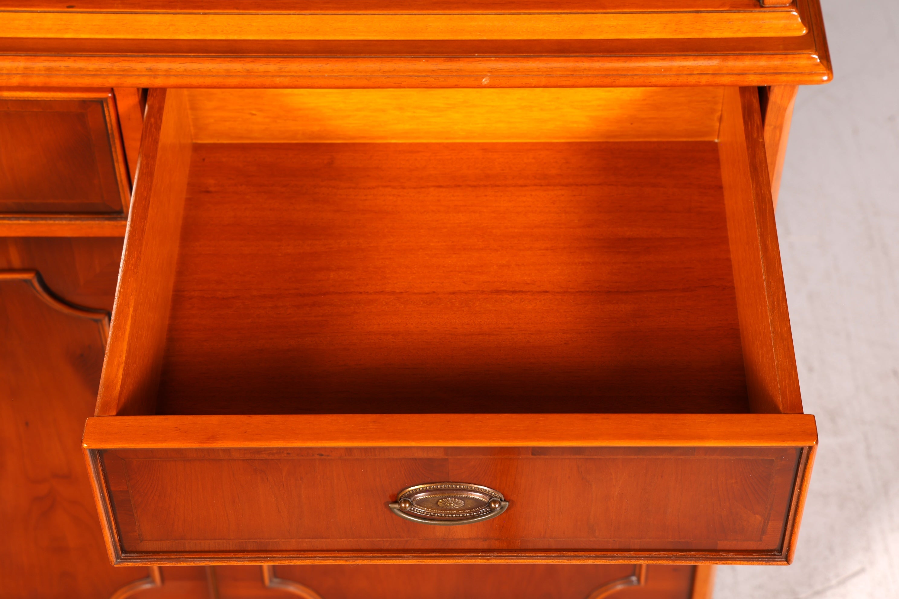 Wunderschöne Original Heldense Vitrine Eibe Bücherschrank Glasvitrine Buffet Schrank
