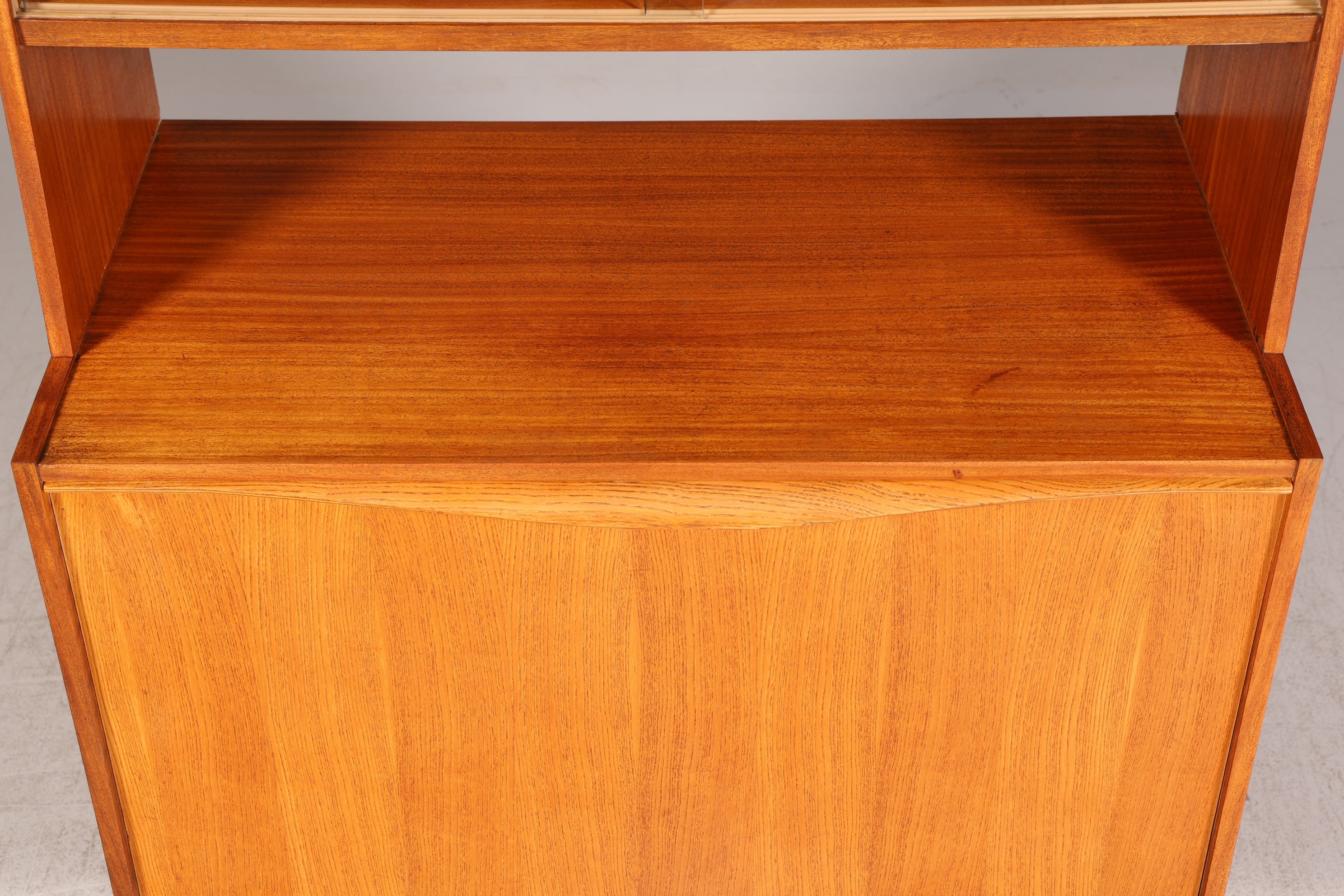 Wunderschönes Mid Century Regal Bücherregal Vintage Highboard Schrank Klapprschrank Holz 60s