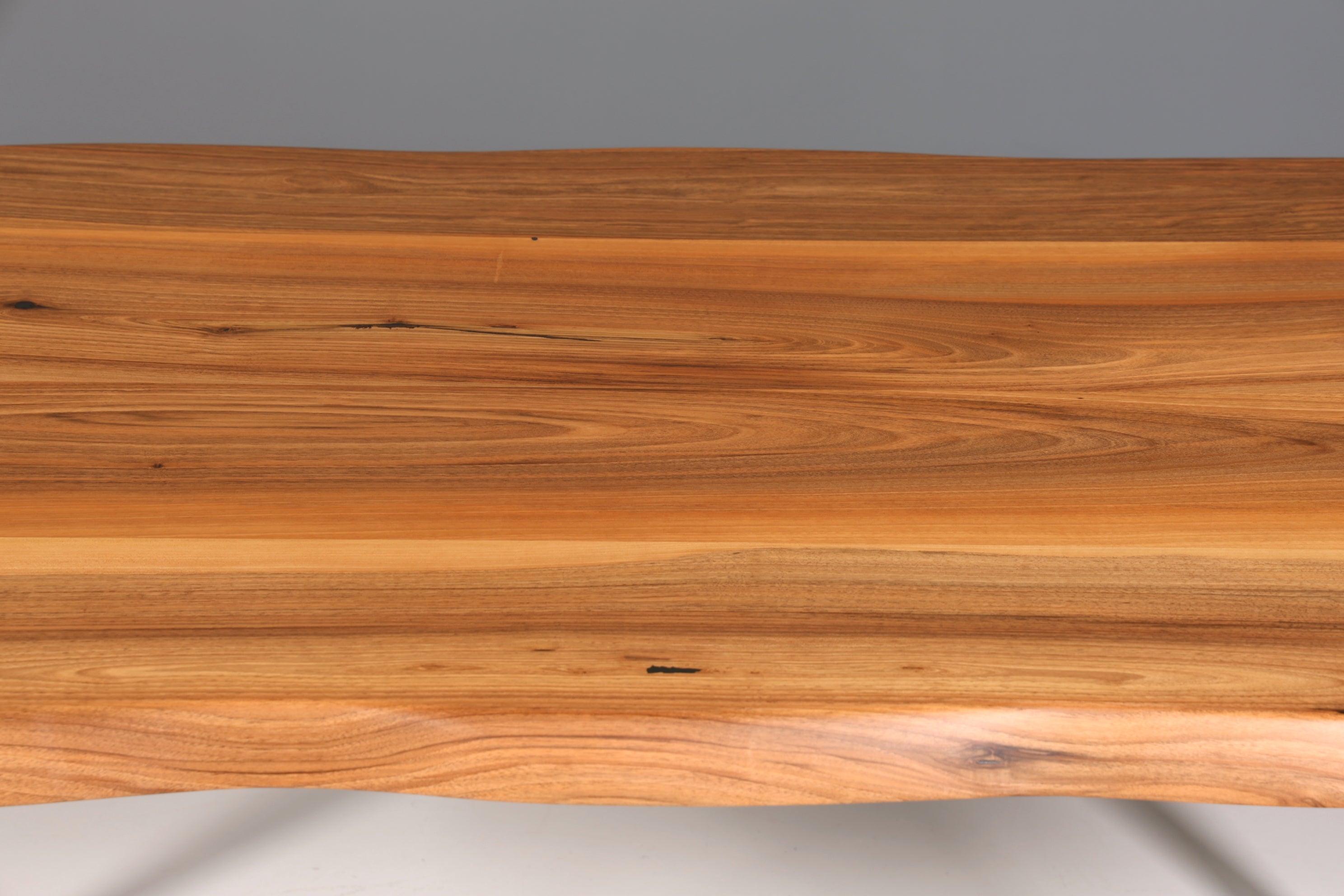 Beeindruckender Nussbaum Tisch 180cm-95cm Esszimmer Tisch Baumkanten Platte massiv Holz Küchentisch