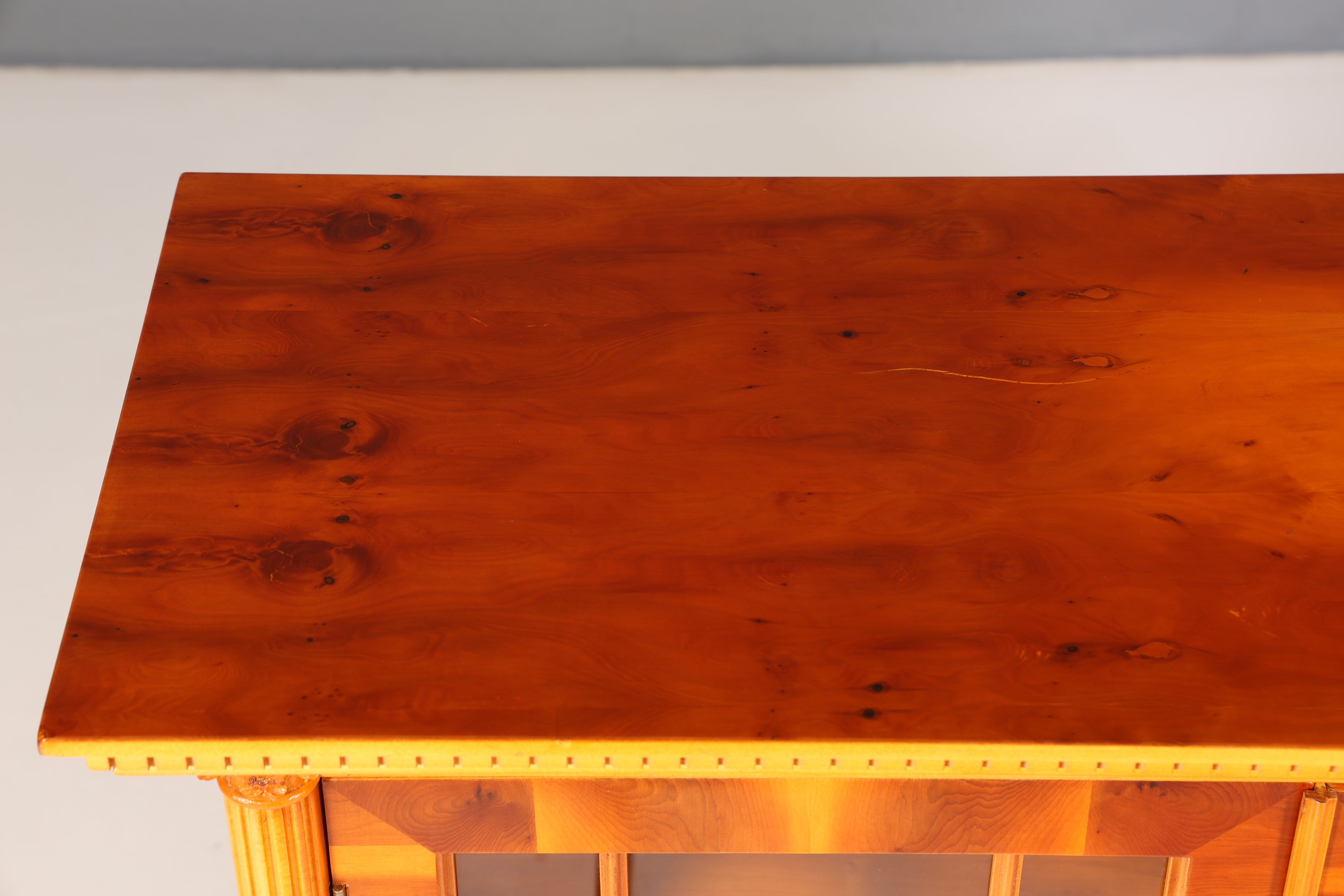 Wunderschönes Englisches Sideboard echt Holz Eibe Vitrine Antik Regal Schrank