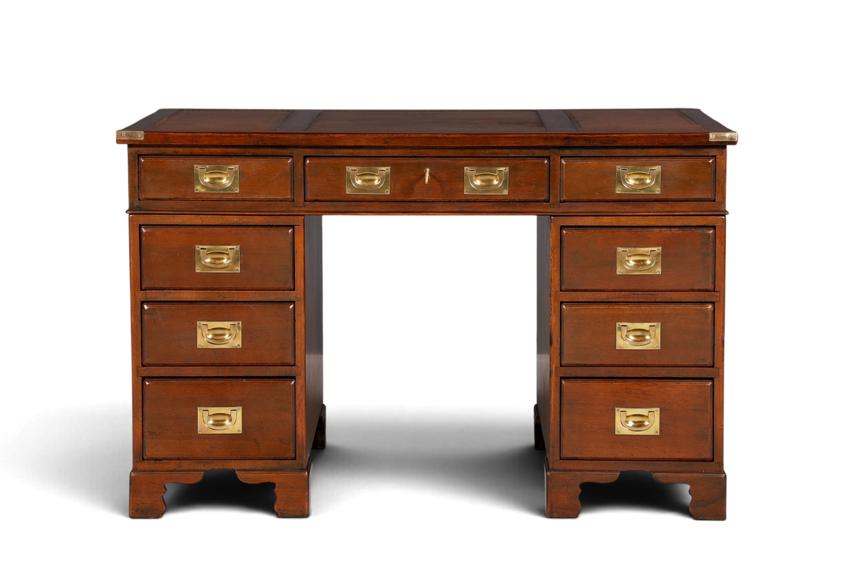 Hauptstadt Möblerei englischer Schreibtisch im Military-Chest-Design aus Holz mit Lederauflage und Messingbeschlägen