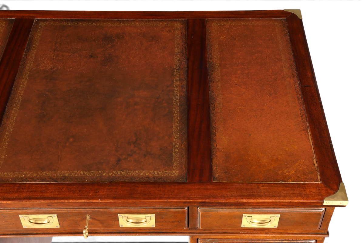Hauptstadt Möblerei englischer Schreibtisch im Military-Chest-Design mit brauner Echtlederauflage und Messingbeschlägen